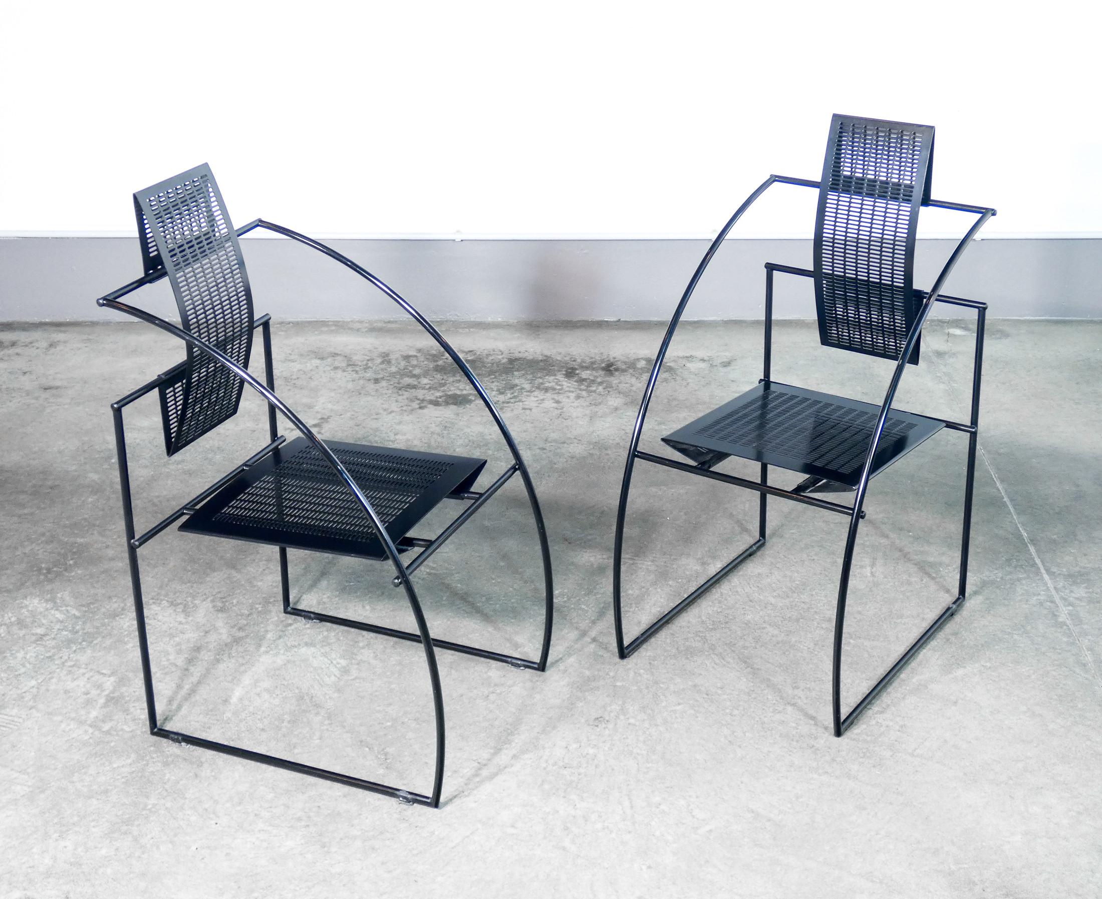 Paar Stühle
Fünfte,
entwurf Mario BOTTA
für ALIAS,
schwarze Version.

URSPRUNG
Italien

PERIOD
1980s

DESIGNER
Mario BOTTA
für ALIAS

MODELL
Fünfte

MATERIALIEN
Schwarz lackiertes Metall

ABMESSUNGEN
Höhe: 93.5 cm
Breite: 45.5 cm
Tiefe: 57 cm
Sitz: