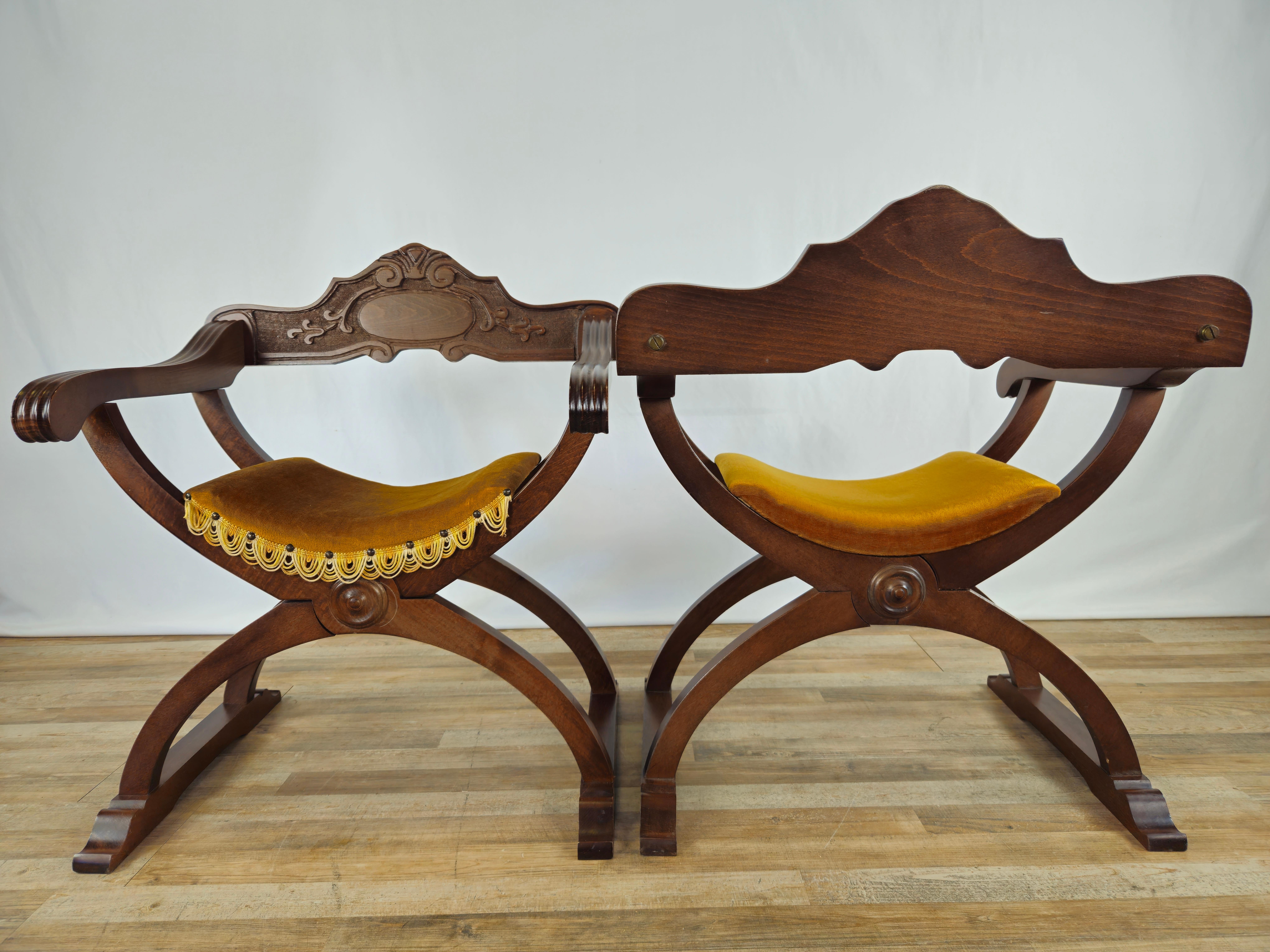 Italian Paire de chaises Savonarola avec assise rembourrée 20e siècle en vente