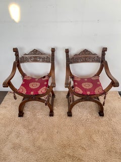 Coppia di sedie savonarola intagliate a mano, stile rinascimentale, XX secolo