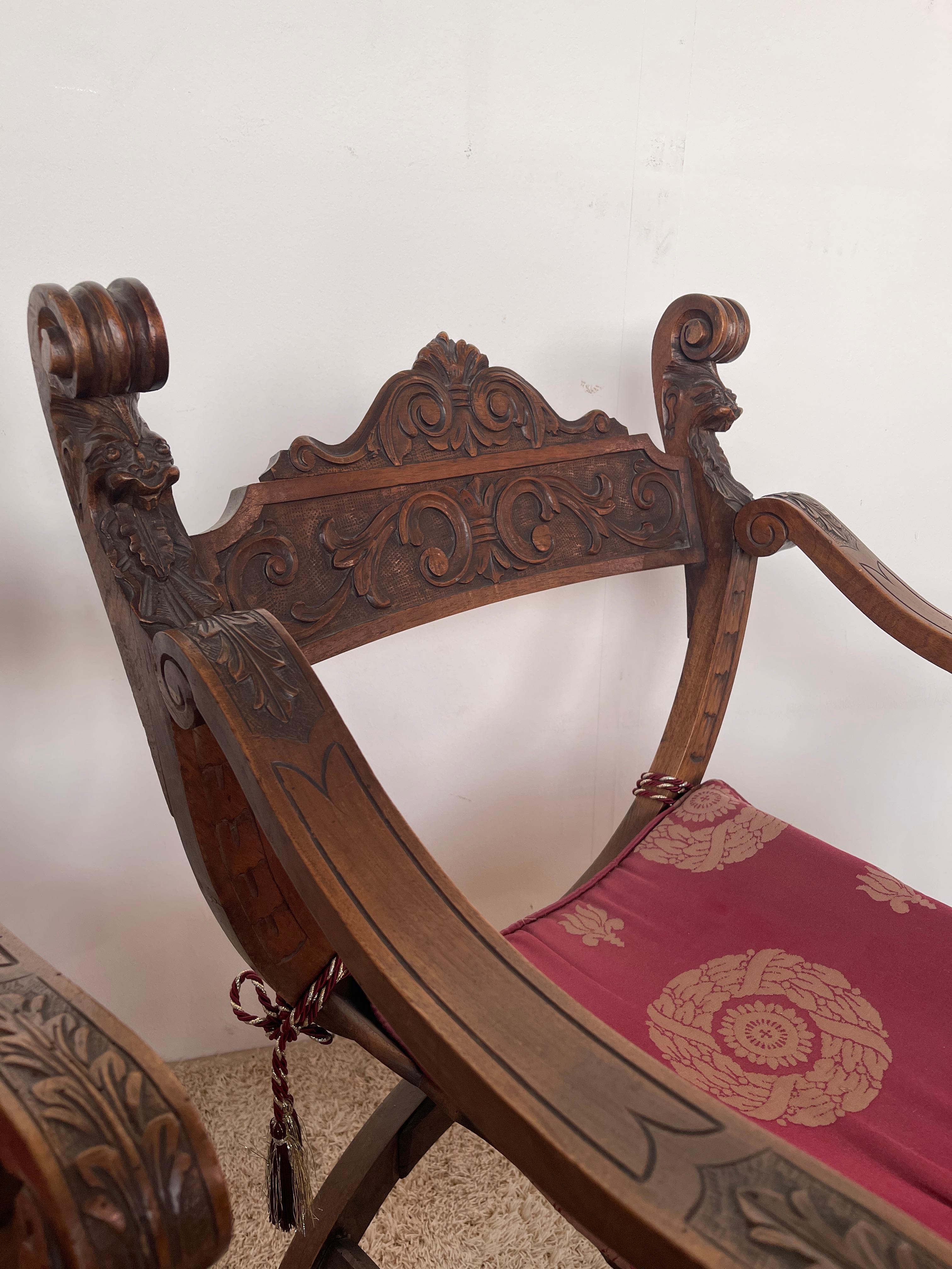 Pareja de sillas Savonarola talladas a mano, estilo renacentista, siglo XX Otro en venta