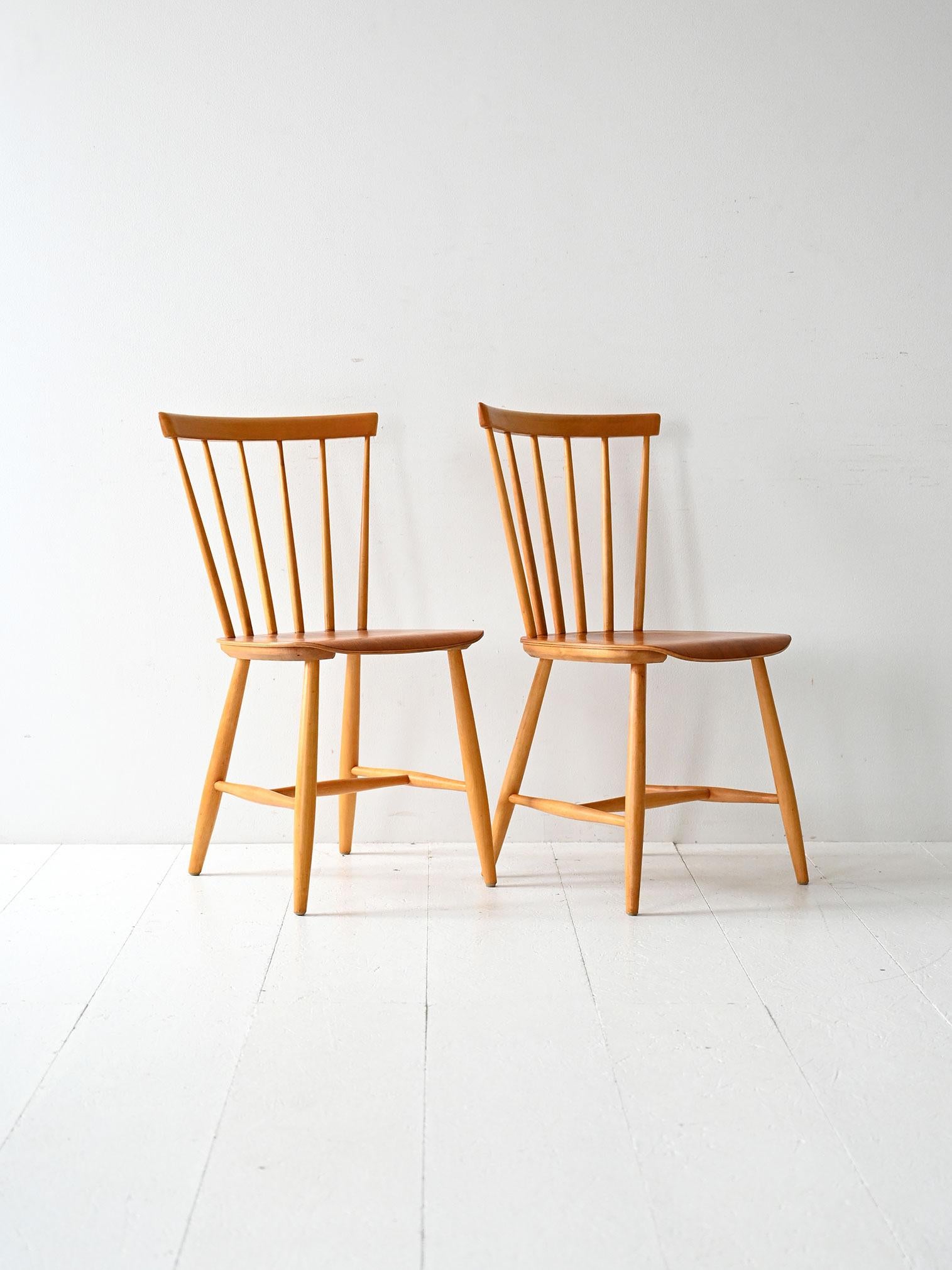 Ein Paar skandinavische Stühle aus den 50er/60er Jahren mit Buchengestell und geformtem Teakholzsitz. Rückenlehne mit runden Latten.

Zwei skandinavische Stühle aus den 1950/60er Jahren mit Gestell aus massiver Buche und geformtem Sitz aus Teakholz.