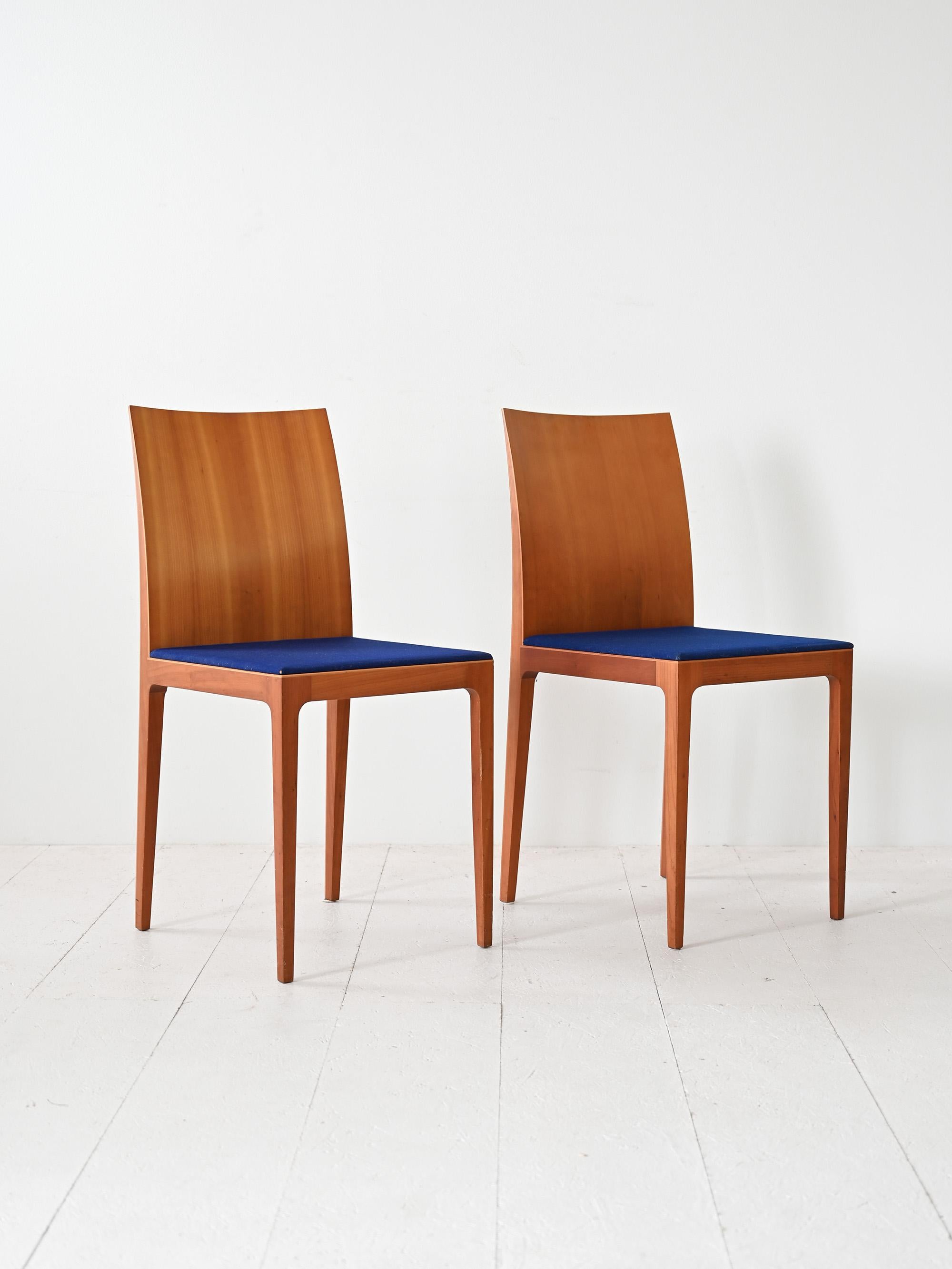 Paar Holzstühle in modernem Design, mit geschwungener Rückenlehne und gepolstertem Sitz in blauem Stoff. 

Guter Zustand. Sie können Zeichen der Zeit aufweisen. Bitte beachten Sie die Fotos.

AD786