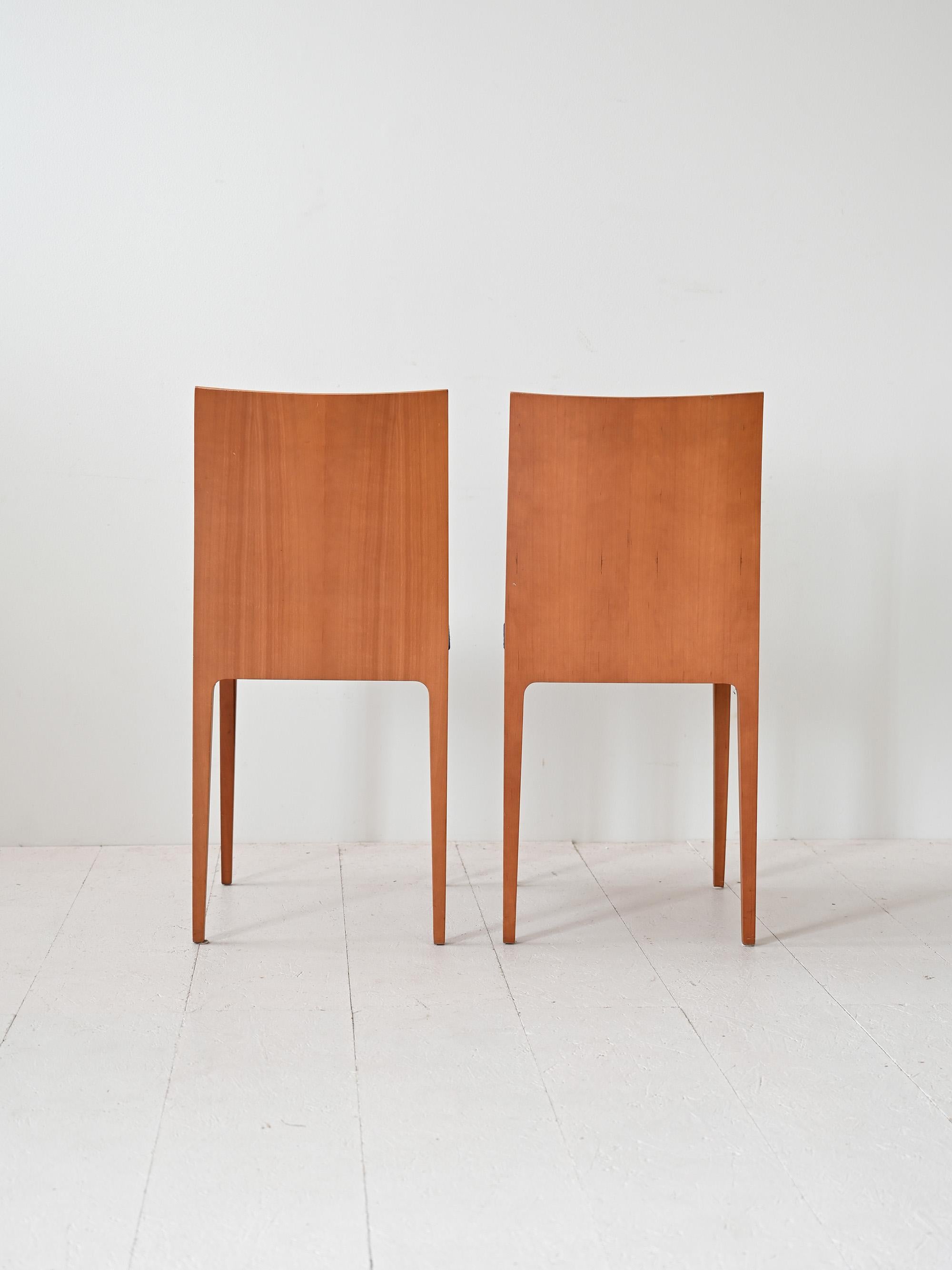 Paar skandinavische Stühle mit blauem Sitz (Skandinavische Moderne) im Angebot
