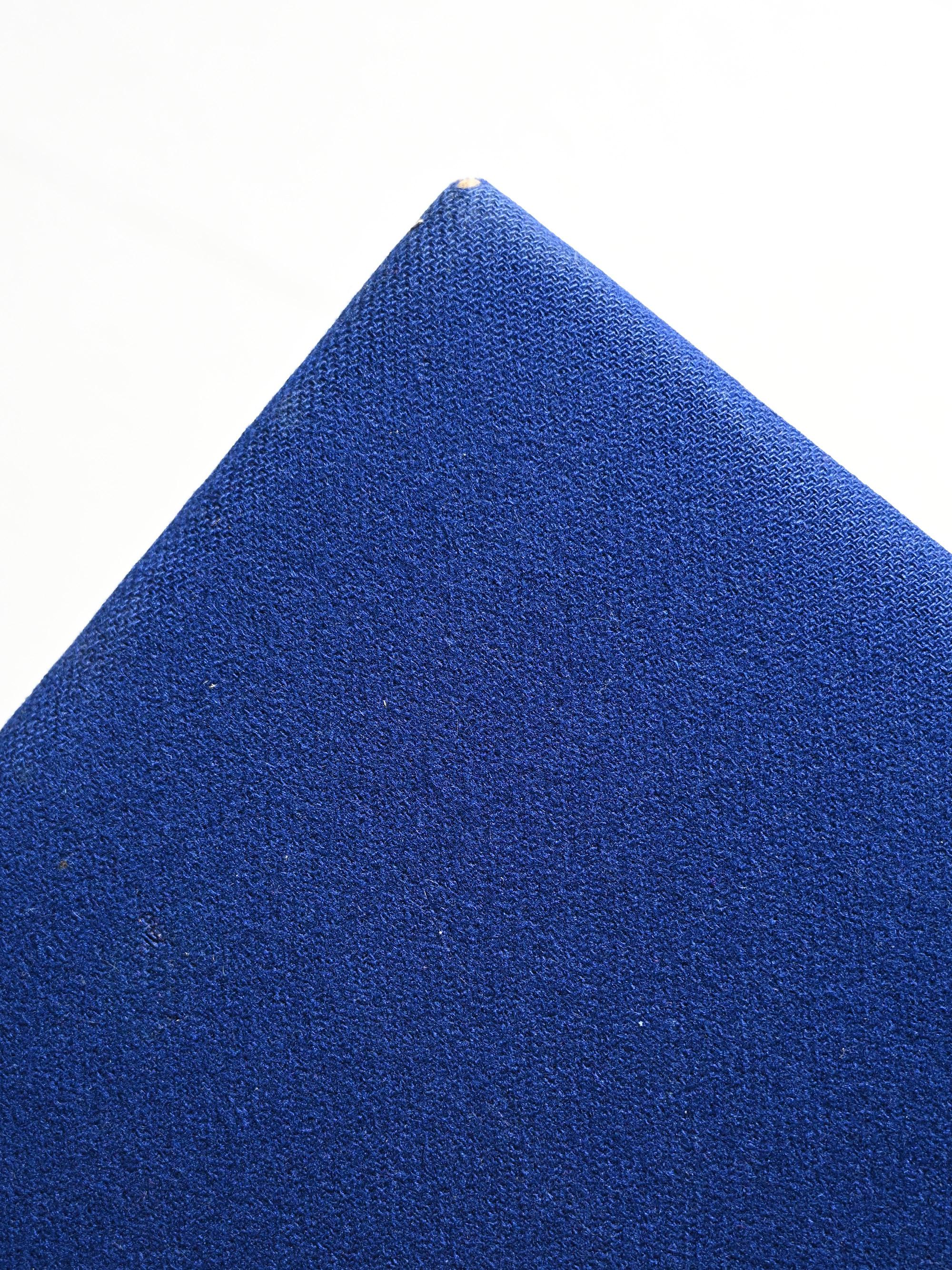 Paar skandinavische Stühle mit blauem Sitz (Scandinavian) im Angebot