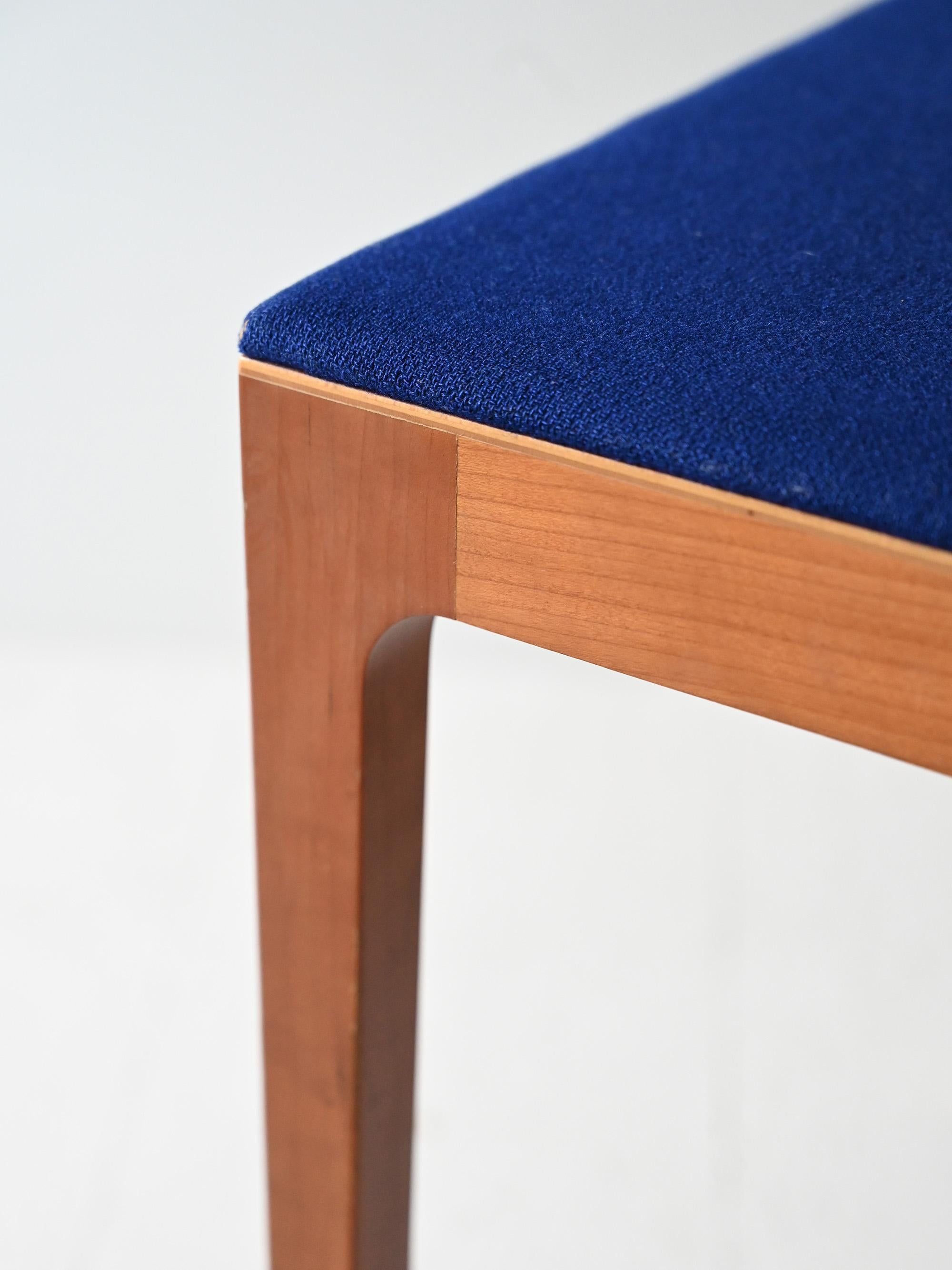 Paar skandinavische Stühle mit blauem Sitz (Mid-20th Century) im Angebot