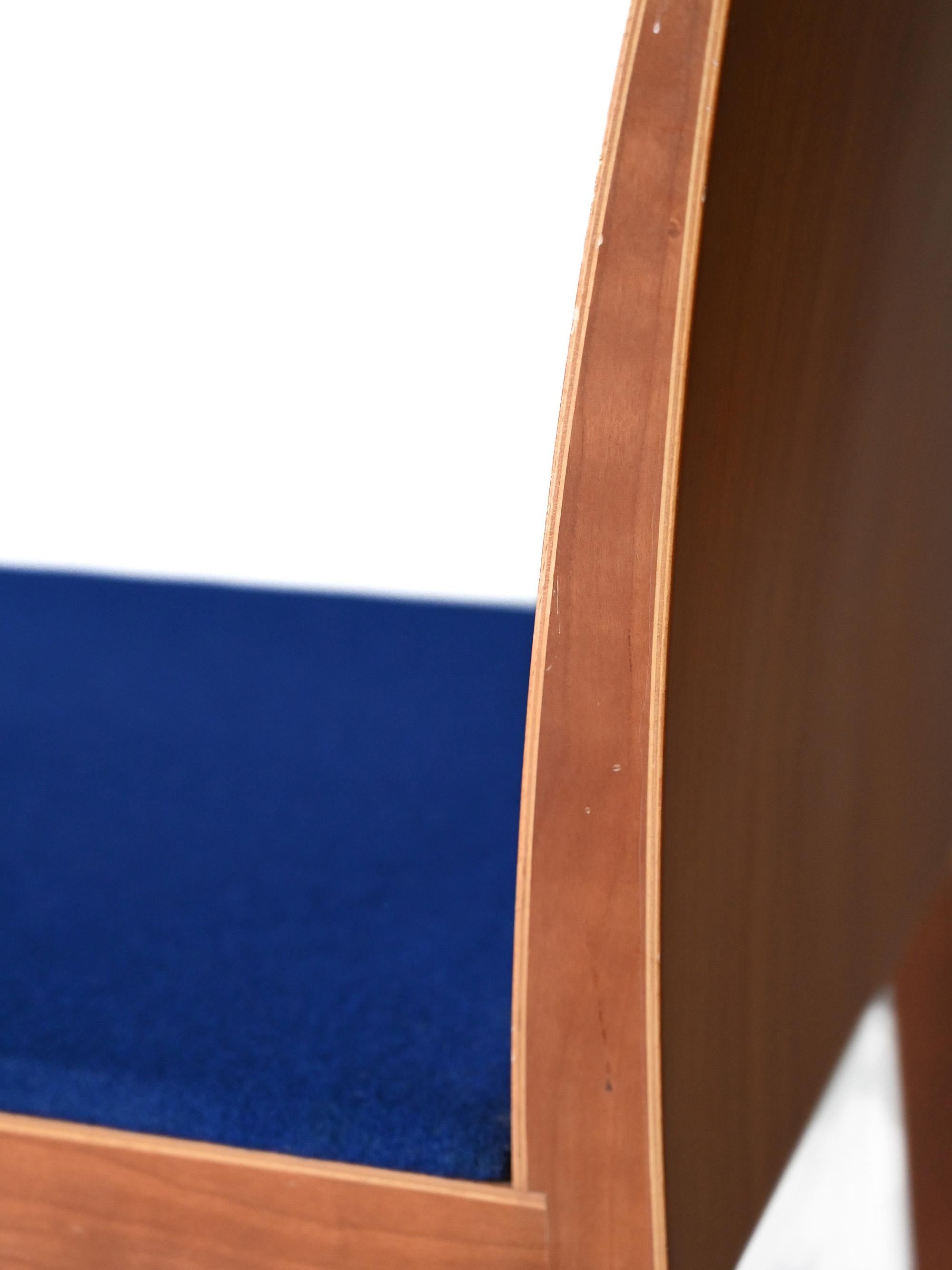 Paar skandinavische Stühle mit blauem Sitz (Stoff) im Angebot