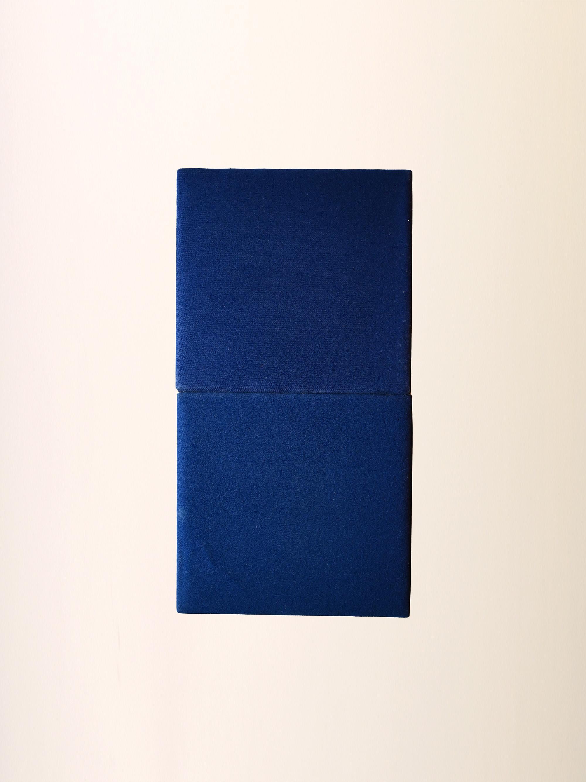 Paar skandinavische Stühle mit blauem Sitz im Angebot 1
