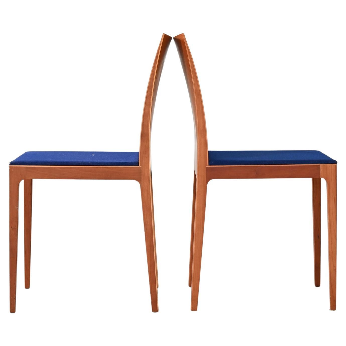 Paar skandinavische Stühle mit blauem Sitz im Angebot