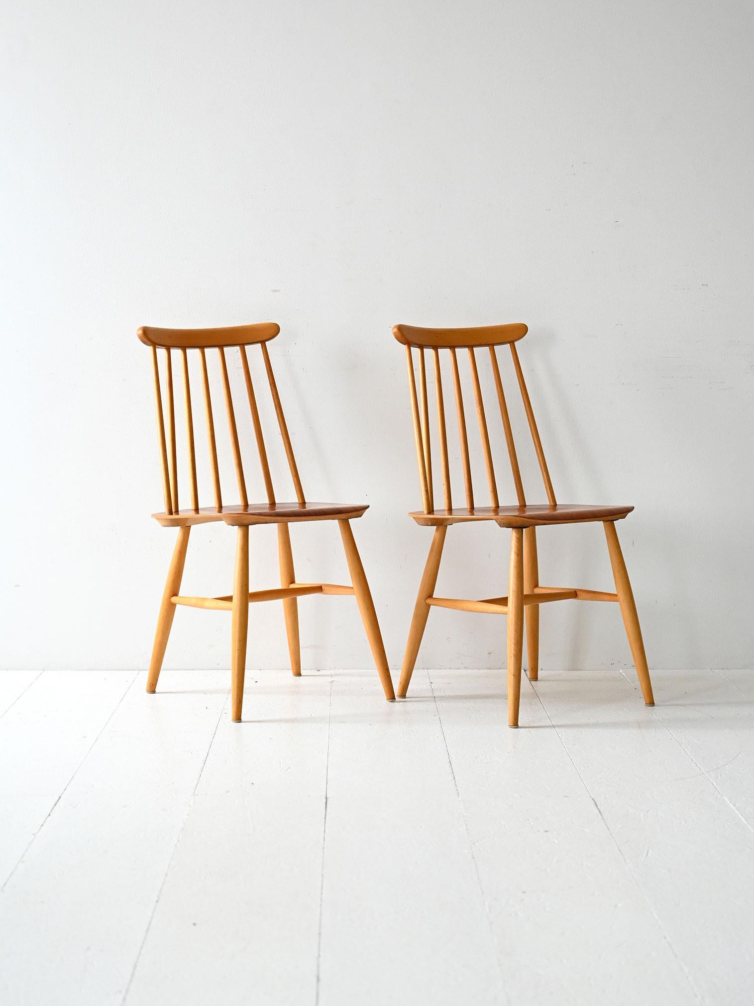 Sedie Fanett disegnate da Ilmari Tapiovaara e prodotte da Edsby Verken negli anni ’60, in faggio e teak sagomato.

Coppia di sedie modello Fanett disegnate da Ilmari Tapiovaara e prodotte da Edsby Verken in Svezia negli anni ’60. La struttura è in