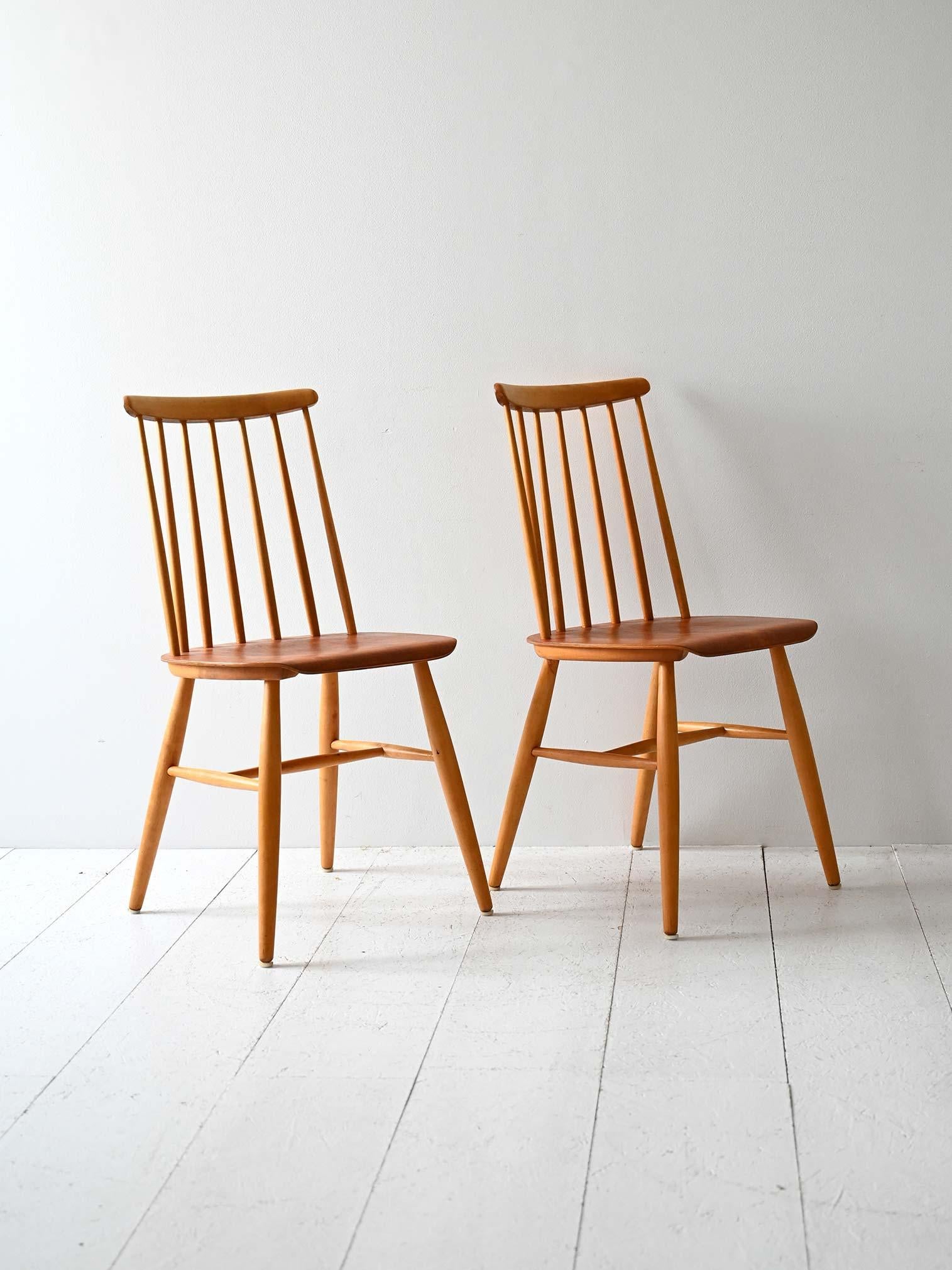 Sedie scandinave fine anni ’50, ispirate al modello Fanett di Tapiovaara, con seduta in mogano e struttura in faggio.

Coppia di sedie scandinave vintage risalenti alla fine degli anni ’50, ispirate al celebre modello Fanett disegnato da Ilmari