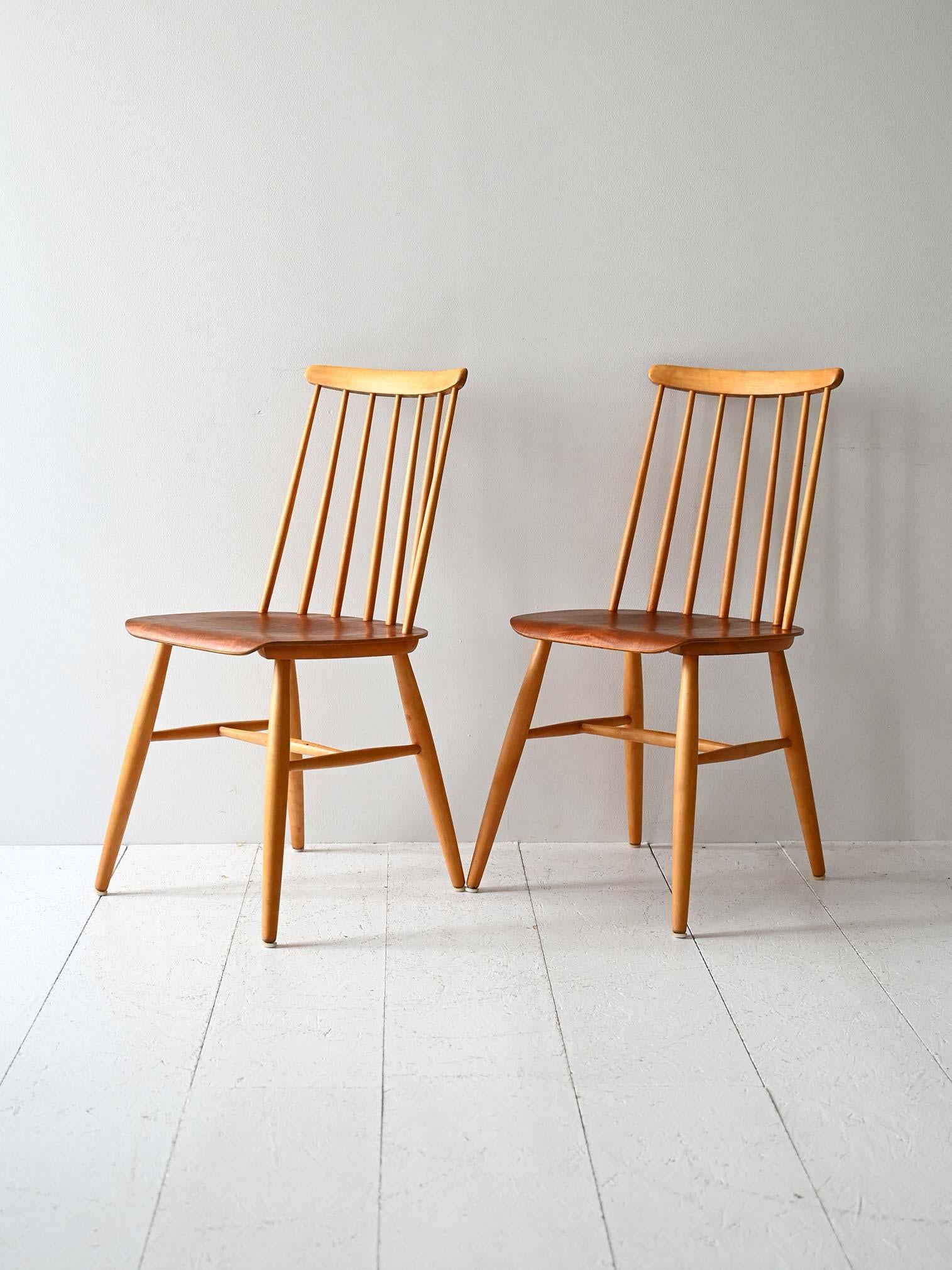 Scandinavo moderno Coppia di sedie scandinave in faggio e mogano in vendita