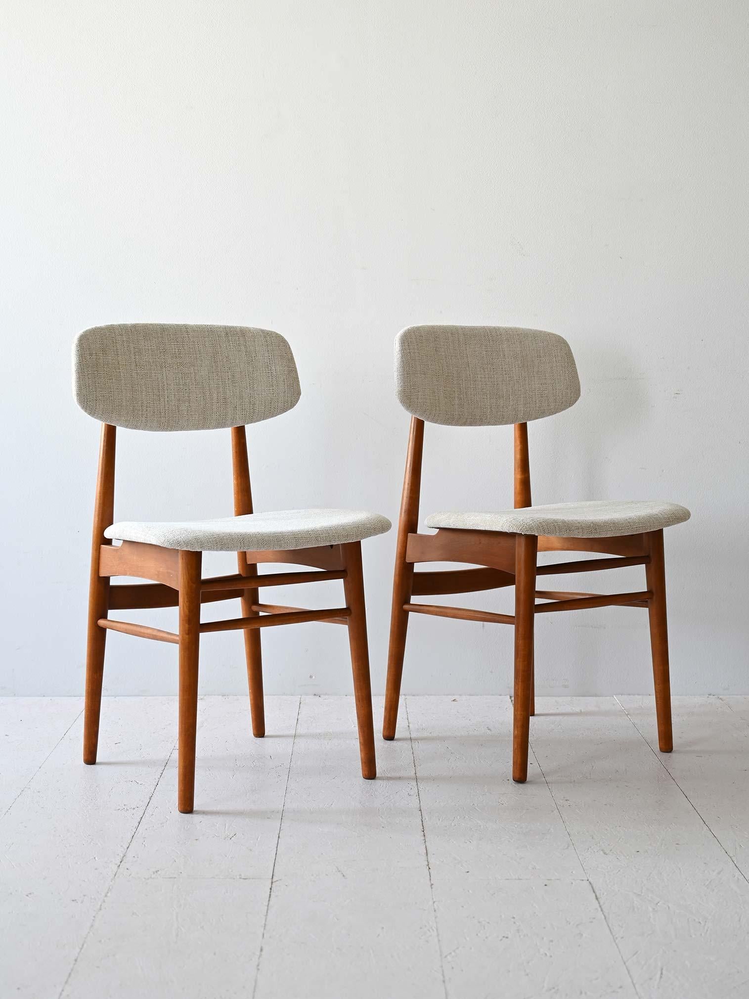 Set of 2 vintage 1960s wooden frame chairs. The back and seat, with soft lines, are padded and reupholstered with light-colored fabric. 

Good conditions. Potrebbe presentare dei segni del tempo. Please pay attention to the photographs.

AE1231