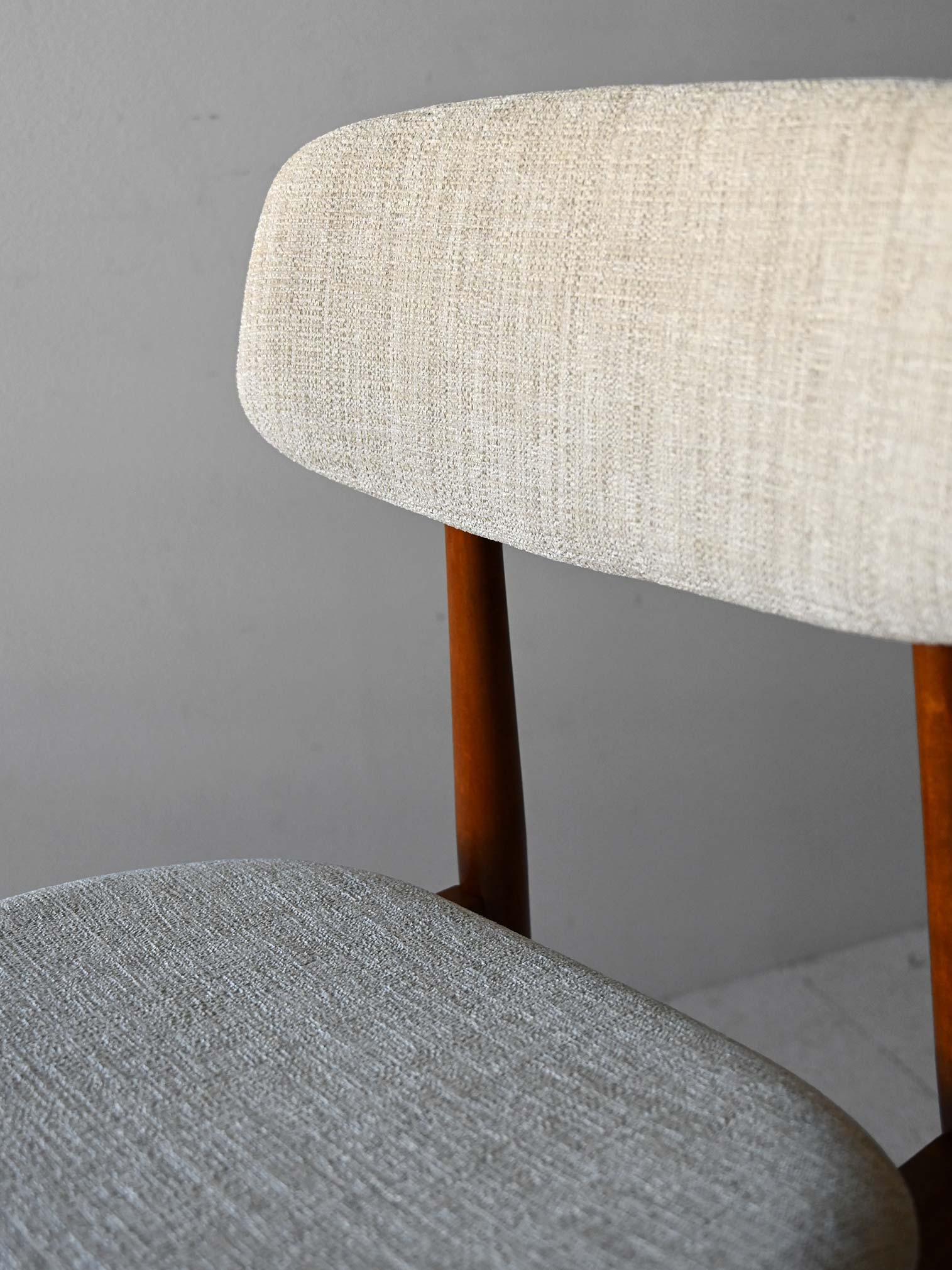 Pair of Scandinavian chairs in wood and fabric For Sale 1