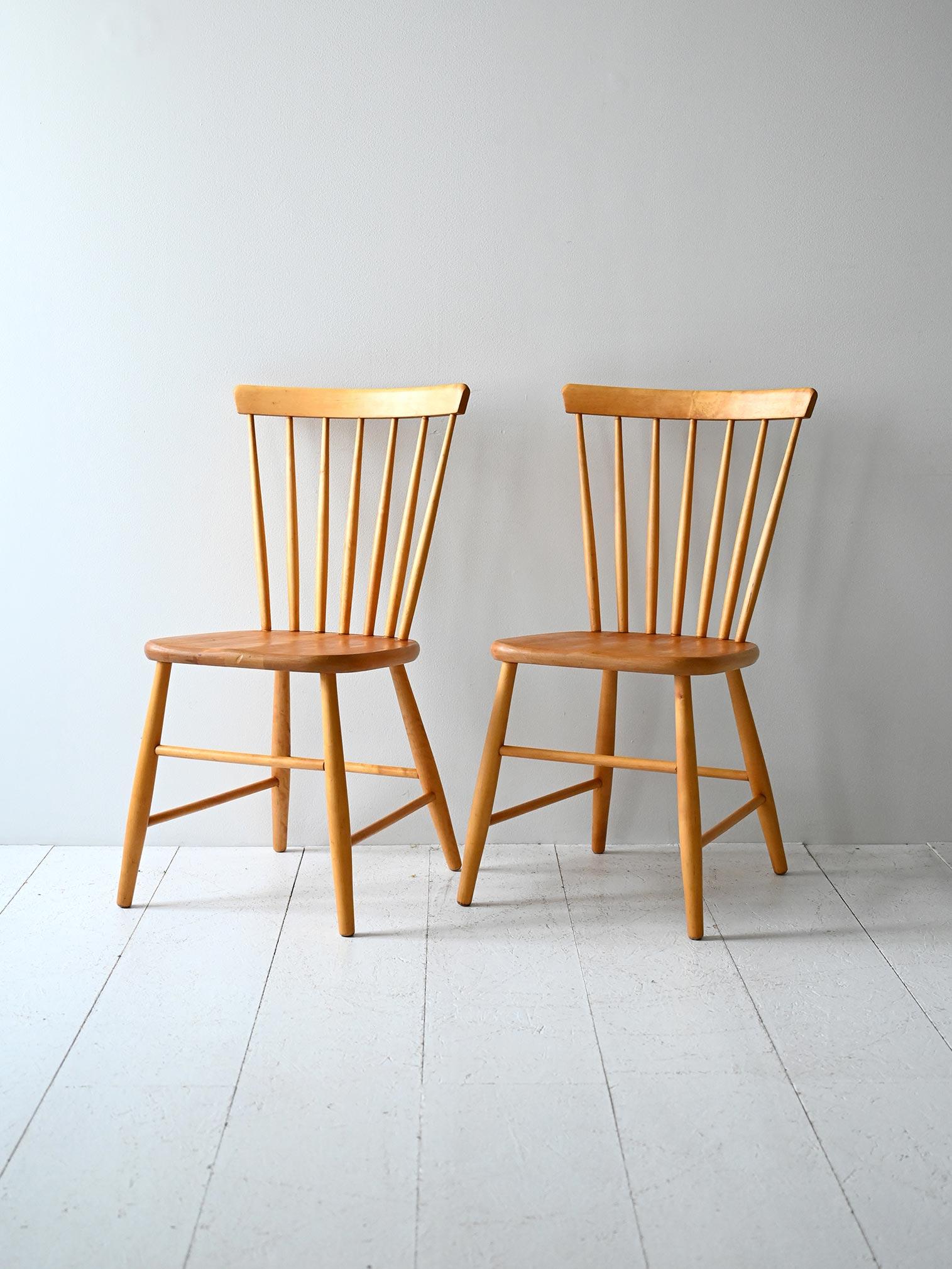 Coppia di sedie vintage modello Pinstolar, design scandinavo mid-century con listelli arrotondati e seduta in legno massello.

Coppia di sedie scandinave originali, modello Pinstolar, esempio emblematico del design nordico mid-century. Seduta in