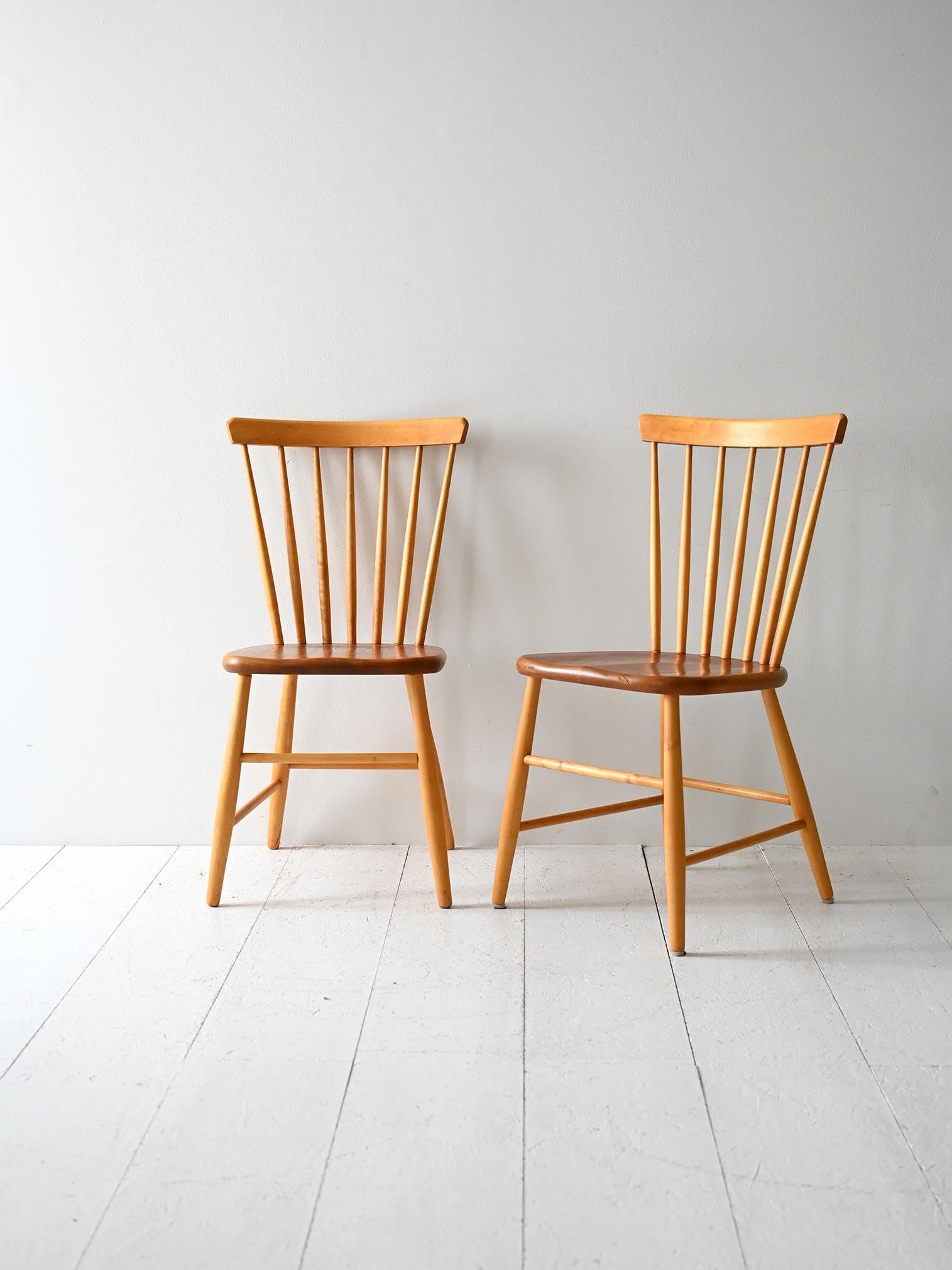 Coppia di sedie anni ’50 modello Pinstolar, con seduta in teak e schienale a listelli stondati in legno chiaro.

Coppia di sedie scandinave originali degli anni ’50, modello Pinstolar. La seduta è in teak, con bordo smussato in legno chiaro a