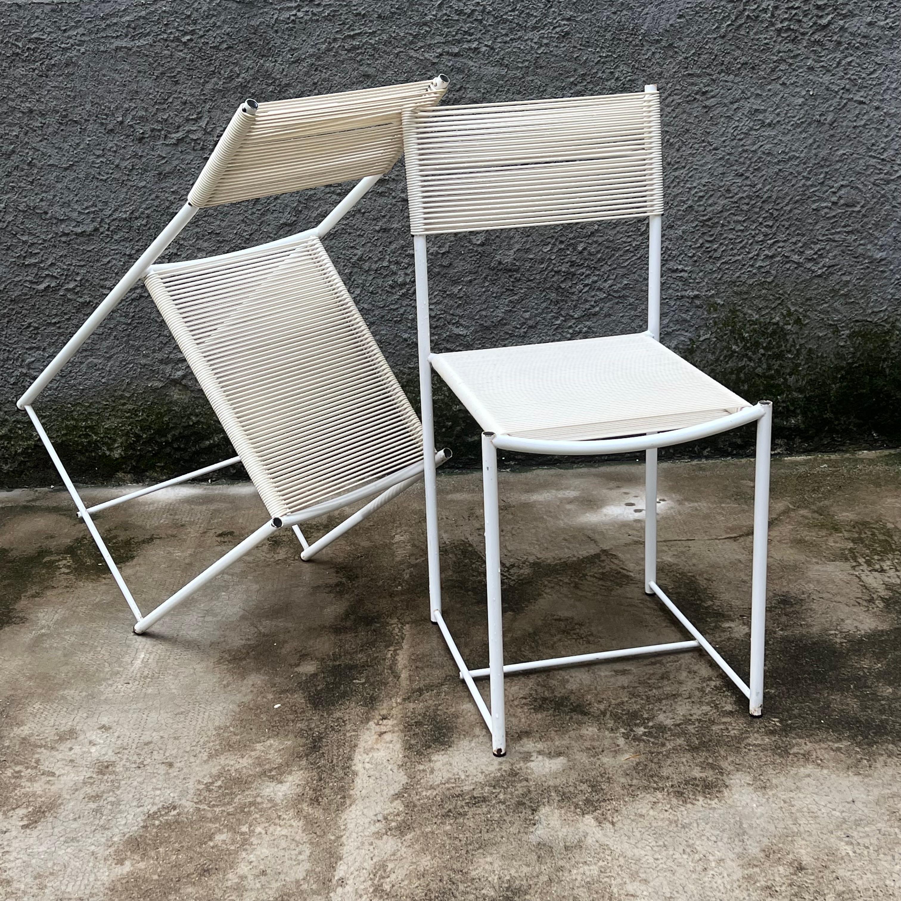 Questa coppia di sedie è un esempio classico del design minimalista e funzionale degli anni '70, progettata da Giandomenico Belotti per Alias. Si tratta delle celebri sedie 
“Spaghetti”, caratterizzate da una struttura in ferro verniciato bianco e