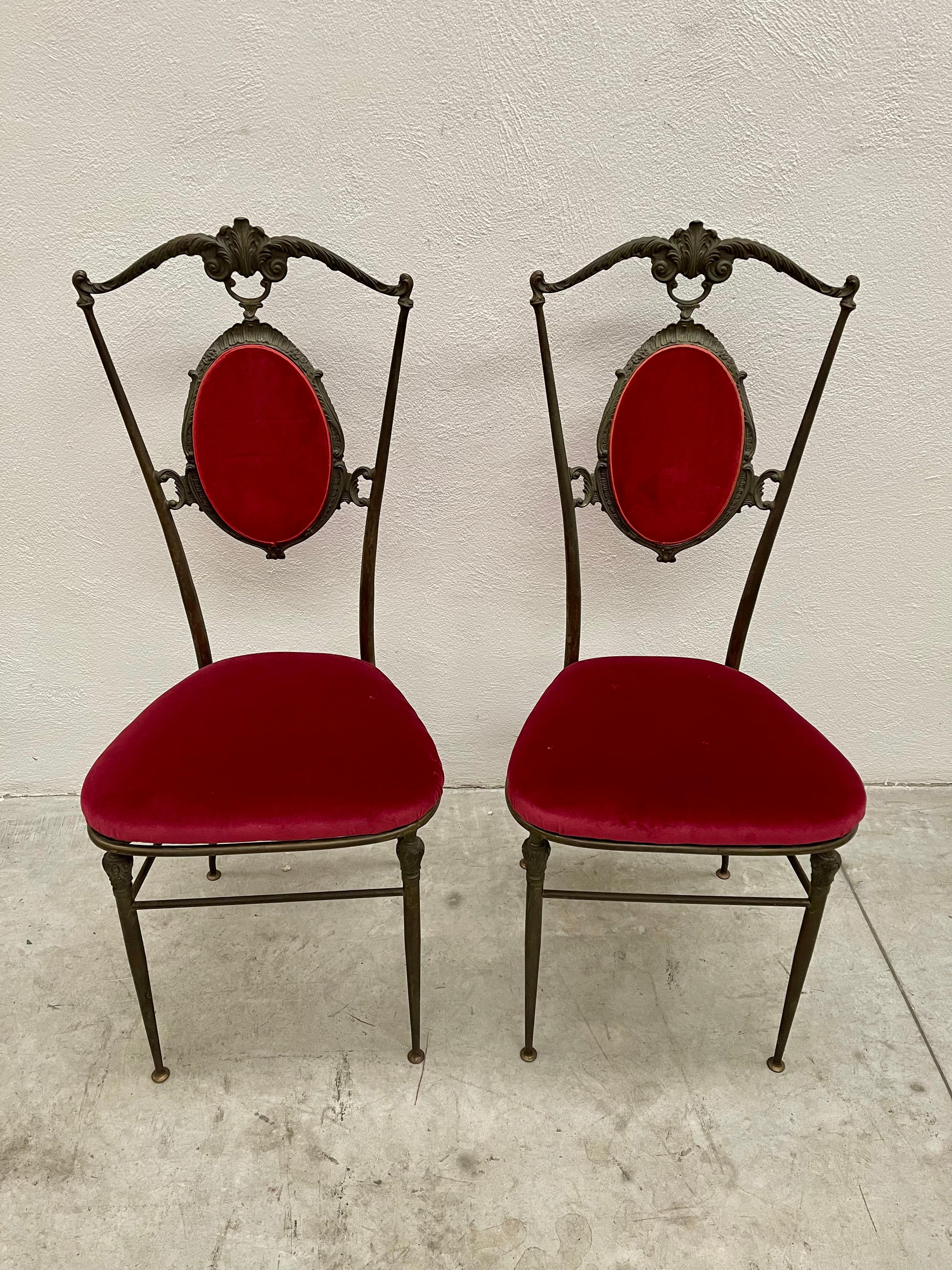 Coppia di sedie stile neoclassico in ottone e velluto rosso anni '20 - Elegante coppia di sedie vintage in stile neoclassico, risalenti probabilmente al inizio del XX secolo. La struttura è realizzata in ottone brunito, con dettagli decorativi