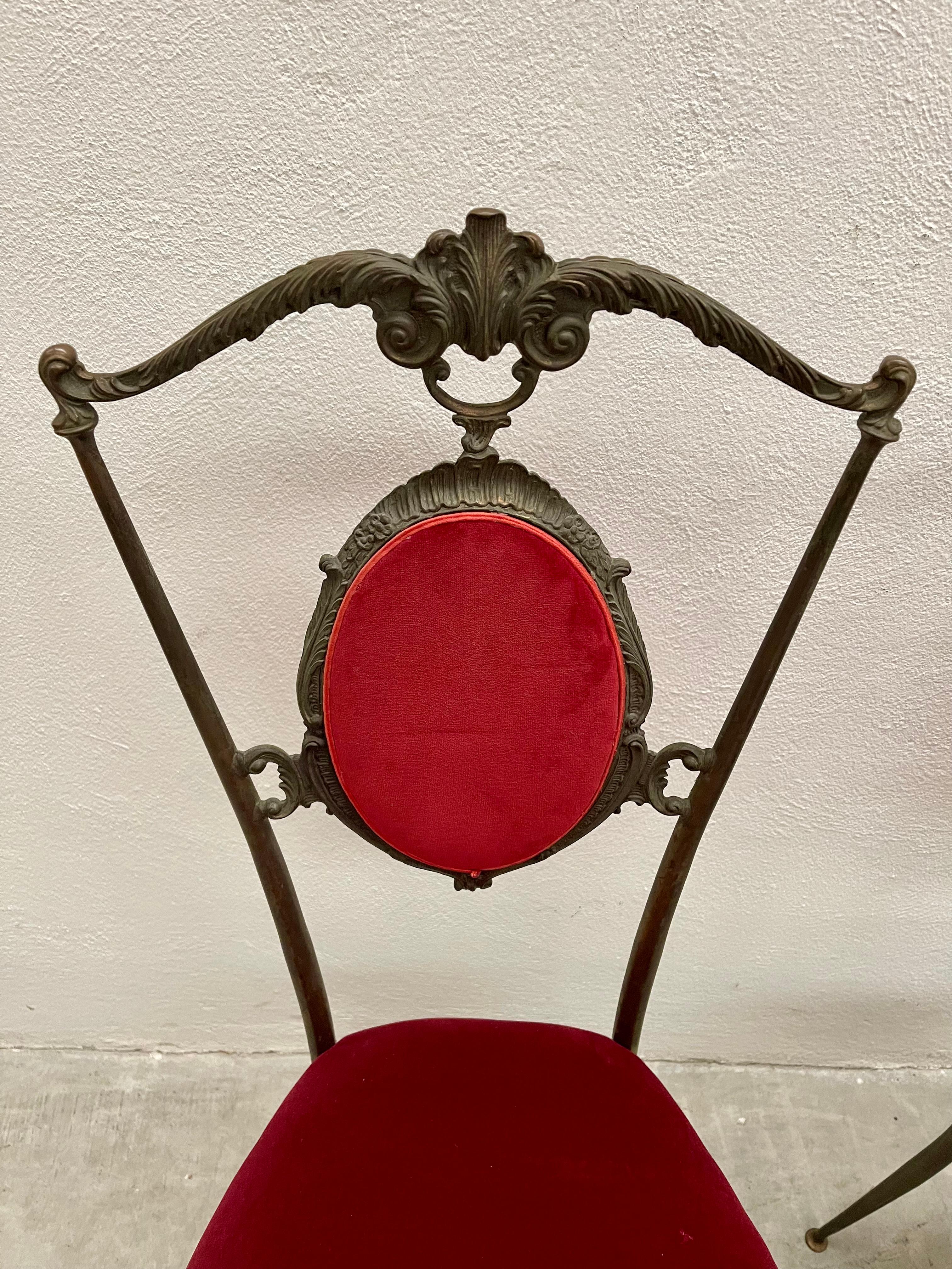 Néo-classique Bellissima coppia di sedie stile neoclassico in ottone e velluto rosso anni '20 en vente