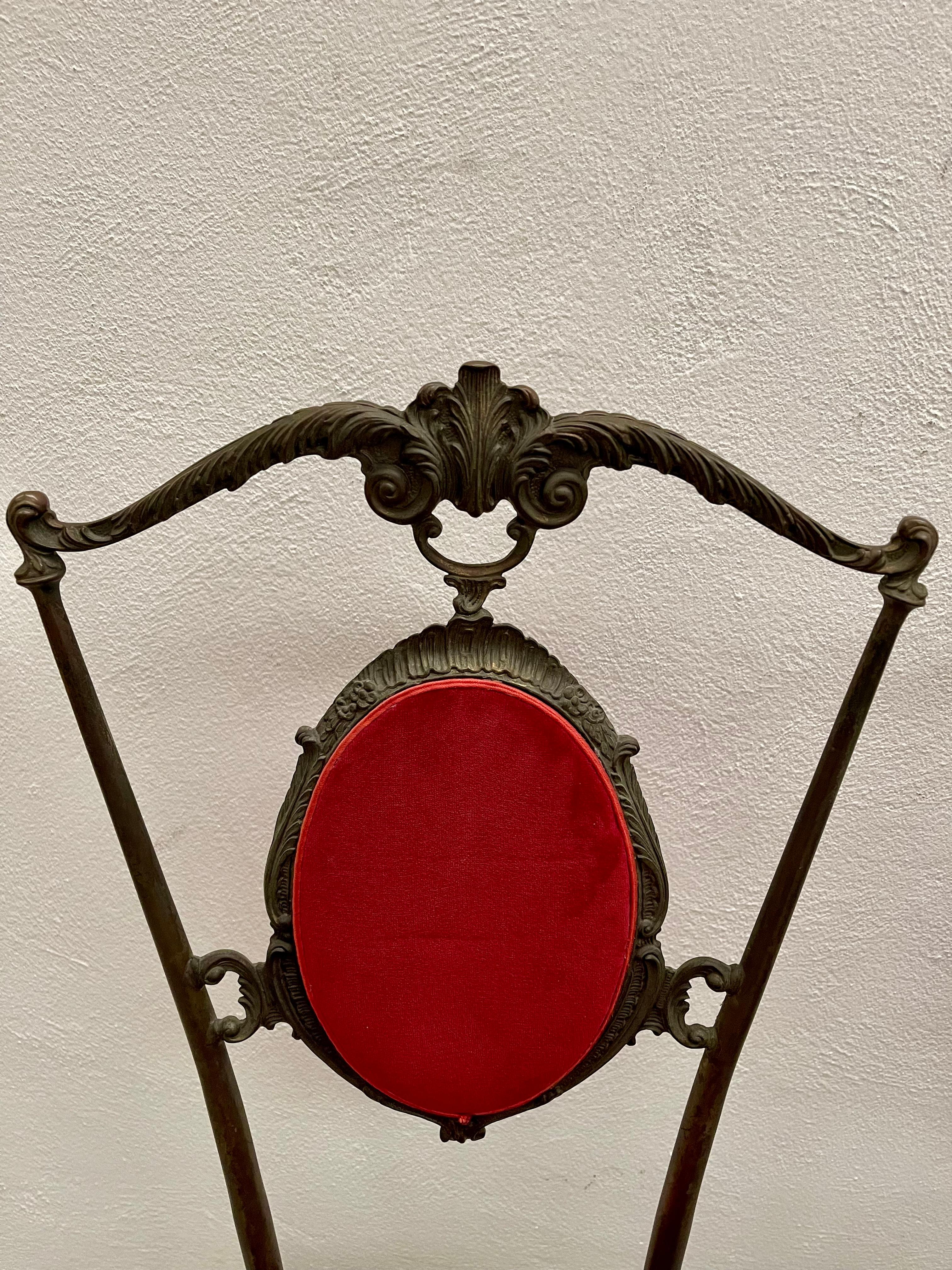Italian Bellissima coppia di sedie stile neoclassico in ottone e velluto rosso anni '20 en vente