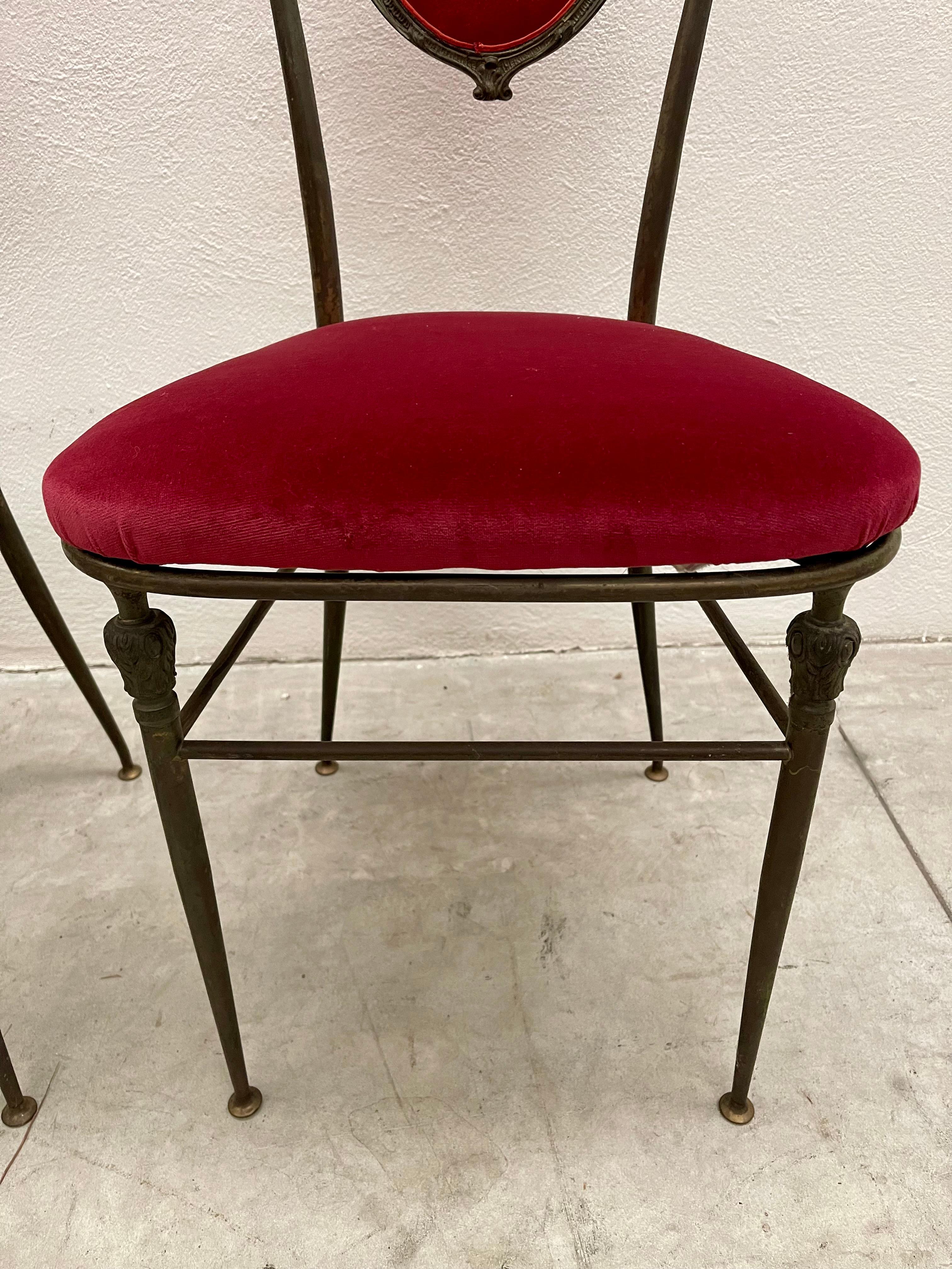 Fait main Bellissima coppia di sedie stile neoclassico in ottone e velluto rosso anni '20 en vente