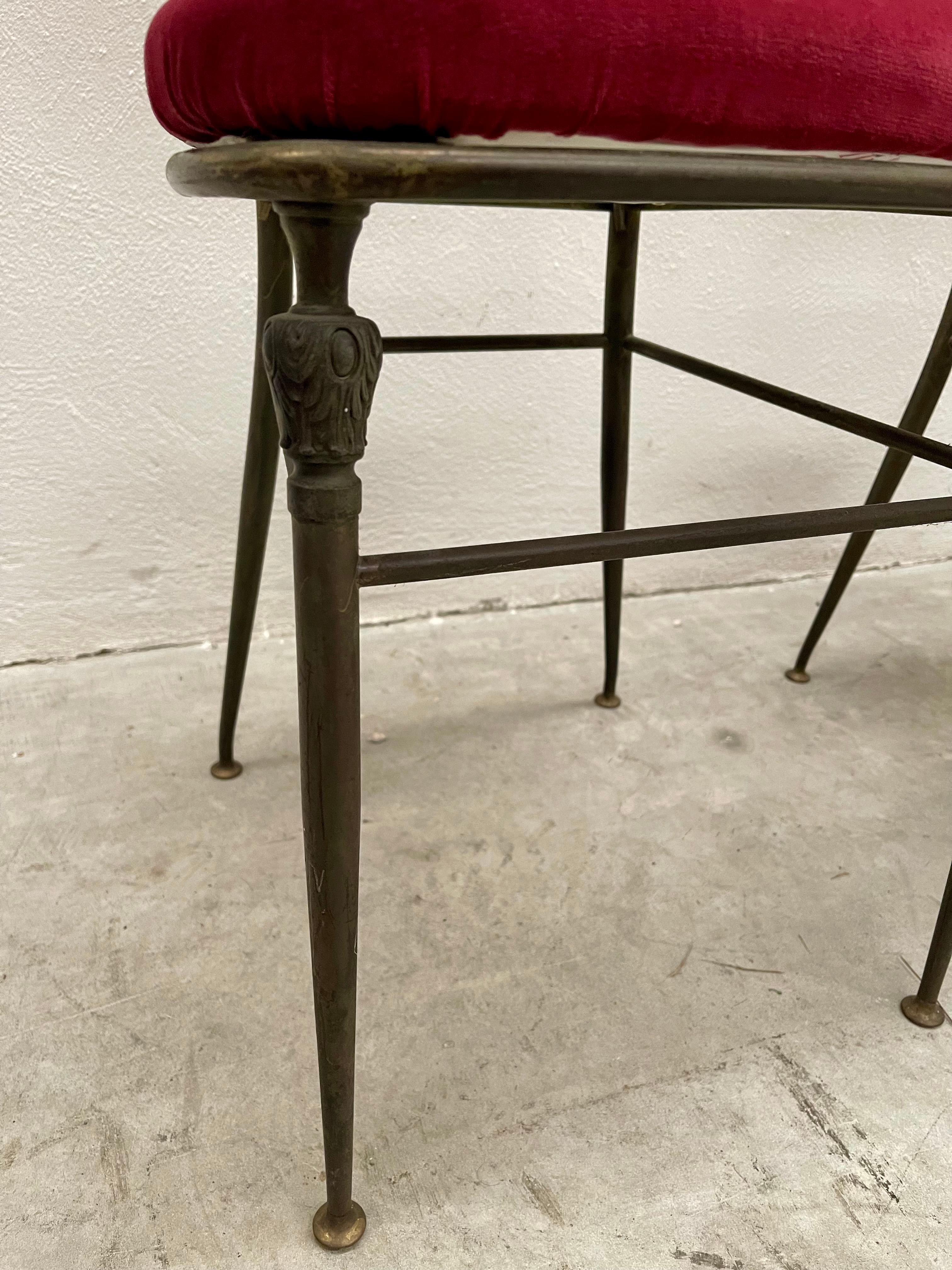 Bellissima coppia di sedie stile neoclassico in ottone e velluto rosso anni '20 Bon état - En vente à Cantù, IT