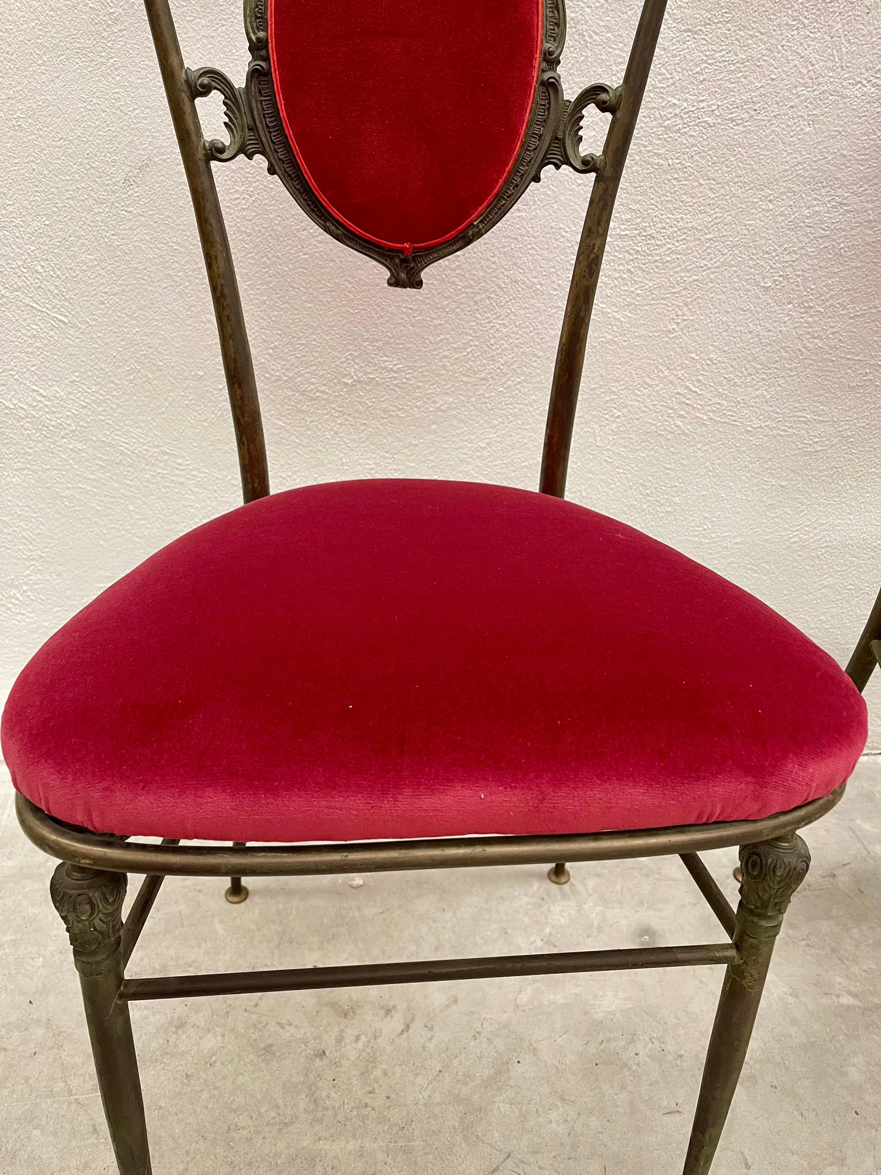 20th Century Bellissima coppia di sedie stile neoclassico in ottone e velluto rosso anni '20 en vente