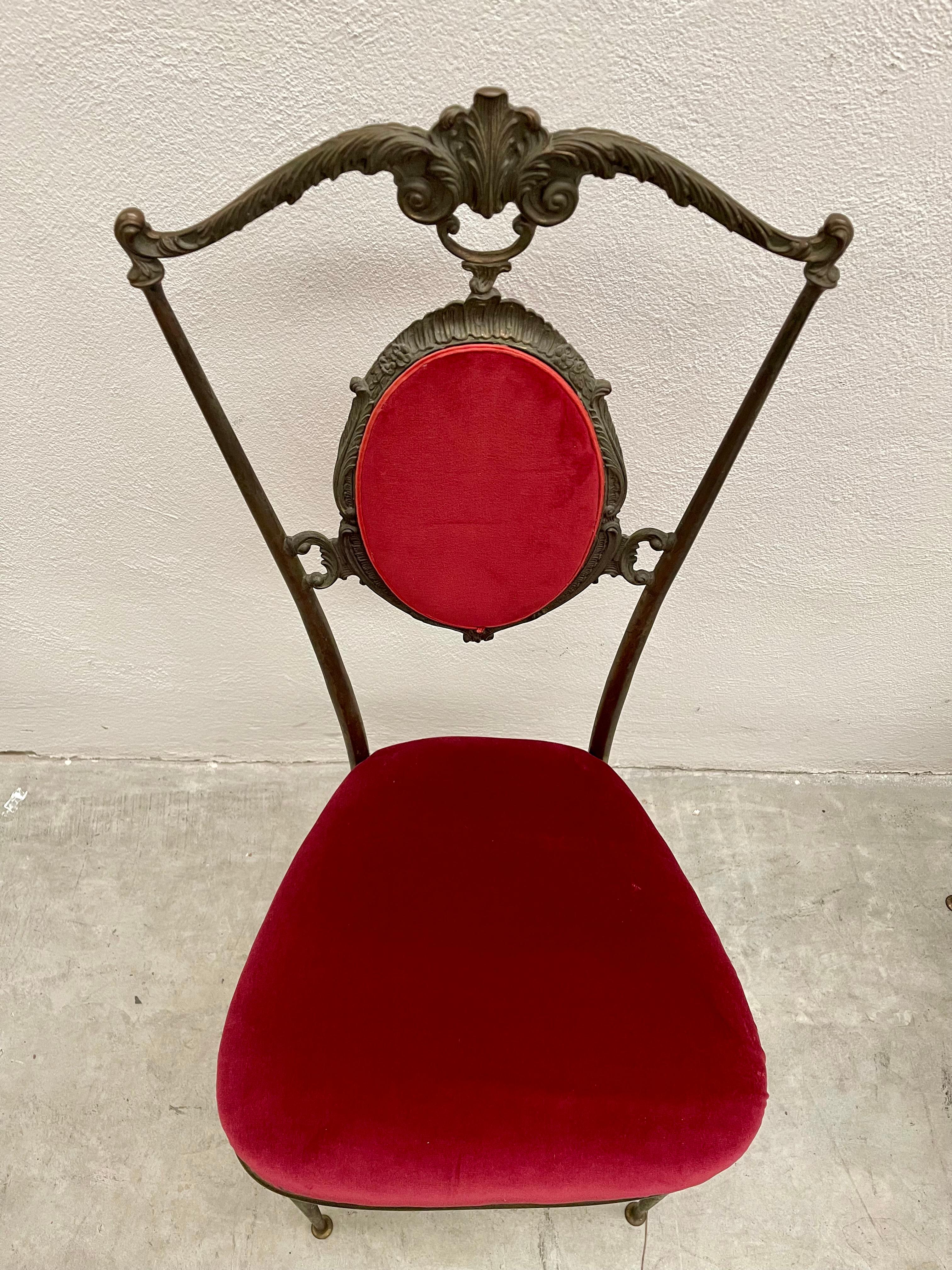 Laiton Bellissima coppia di sedie stile neoclassico in ottone e velluto rosso anni '20 en vente
