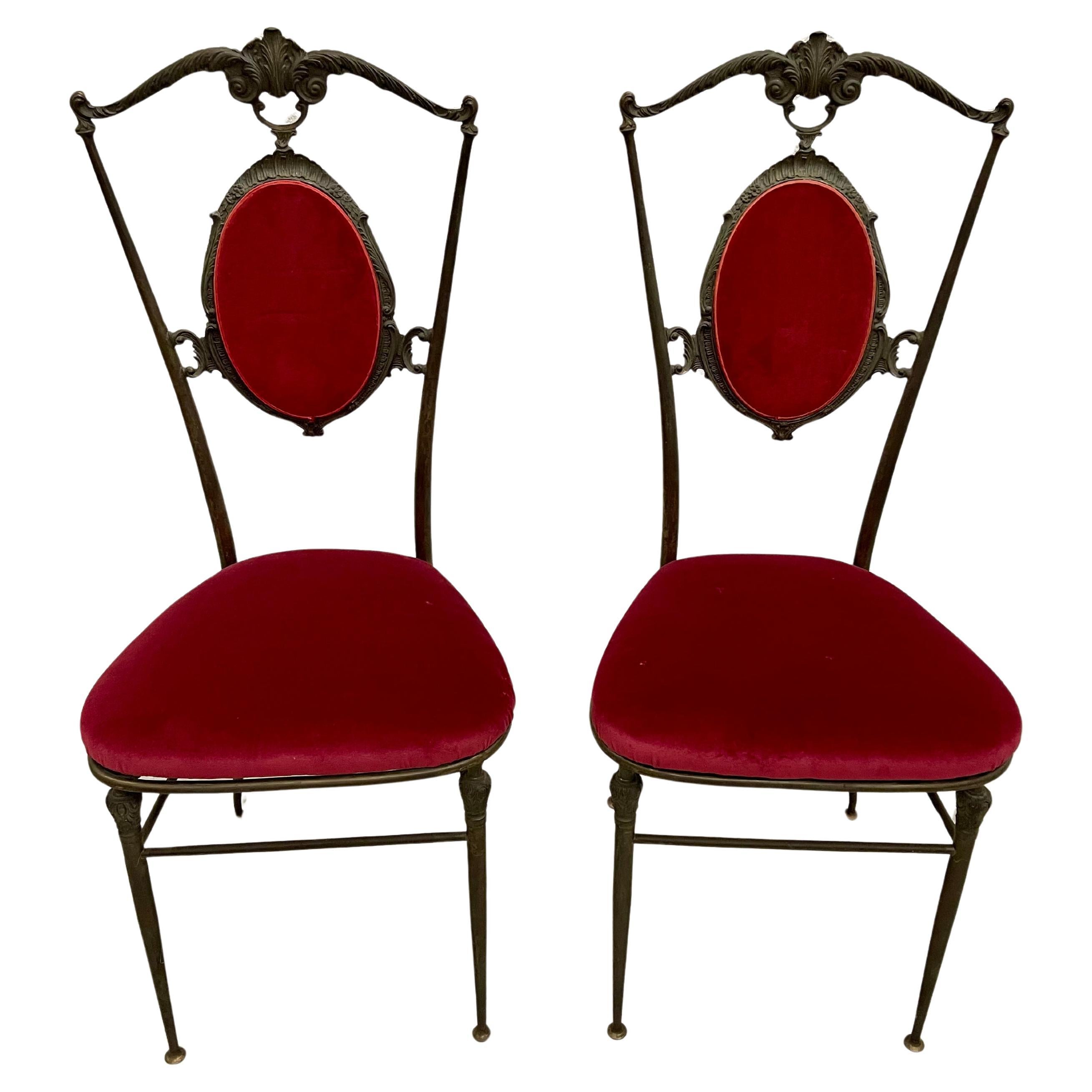 Bellissima coppia di sedie stile neoclassico in ottone e velluto rosso anni '20 en vente