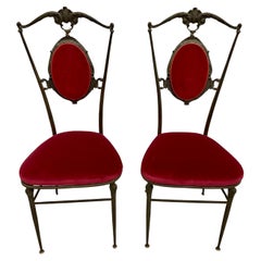 Bellissima coppia di sedie stile neoclassico in ottone e velluto rosso anni '20
