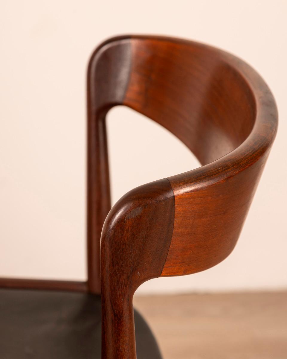 Danish Pair of vintage 1950s teak chairs designed by Hovmand Olsen  For Sale