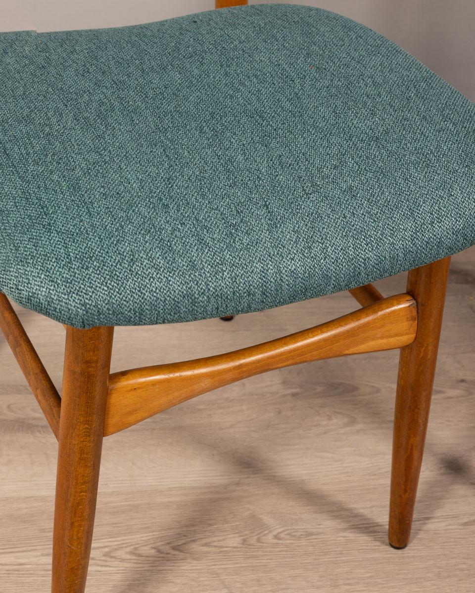 Coppia di sedie con struttura in legno con seduta e schienale rivestiti in tessuto verde, design Italiano, anni 60.

CONDIZIONI:
In buone condizioni, funzionante, può presentare segni d'usura dati dal tempo.

DIMENSIONI: 
Altezza 80 cm; Larghezza 45