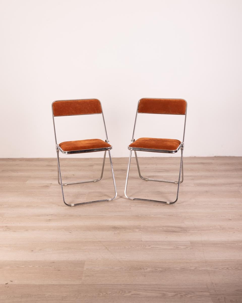 Coppia di sedie pieghevoli in metallo cromato e rivestimento in velluto marrone, design Arredamenti Metallici, anni 70.

CONDIZIONI:
In buone condizioni, può presentare segni d'usura dati dal tempo.

DIMENSIONI:
Altezza 77 cm, Larghezza  44 cm;