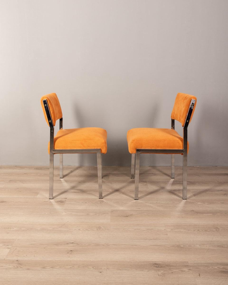 Paire de chaises avec structure en métal chromé et revêtement en velours orange, design italien, années 1980.

CONDITION :
En bon état de fonctionnement, peut présenter des signes d'usure dus au temps.

DIMENSIONS : 
Hauteur 83 cm ; Largeur 48 cm ;