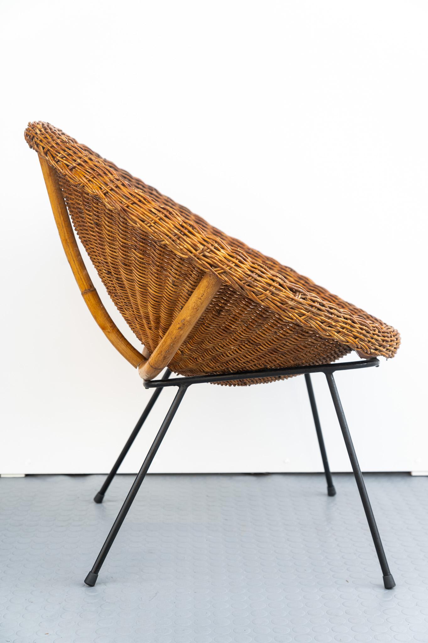 Pareja de sillas de mimbre con armazón de hierro, Made in Italy, años 50. 
Pareja de sillas con asiento de cápsula circular de mimbre tejido que descansan sobre un armazón de hierro lacado en negro.  
El precio del envío es para el territorio