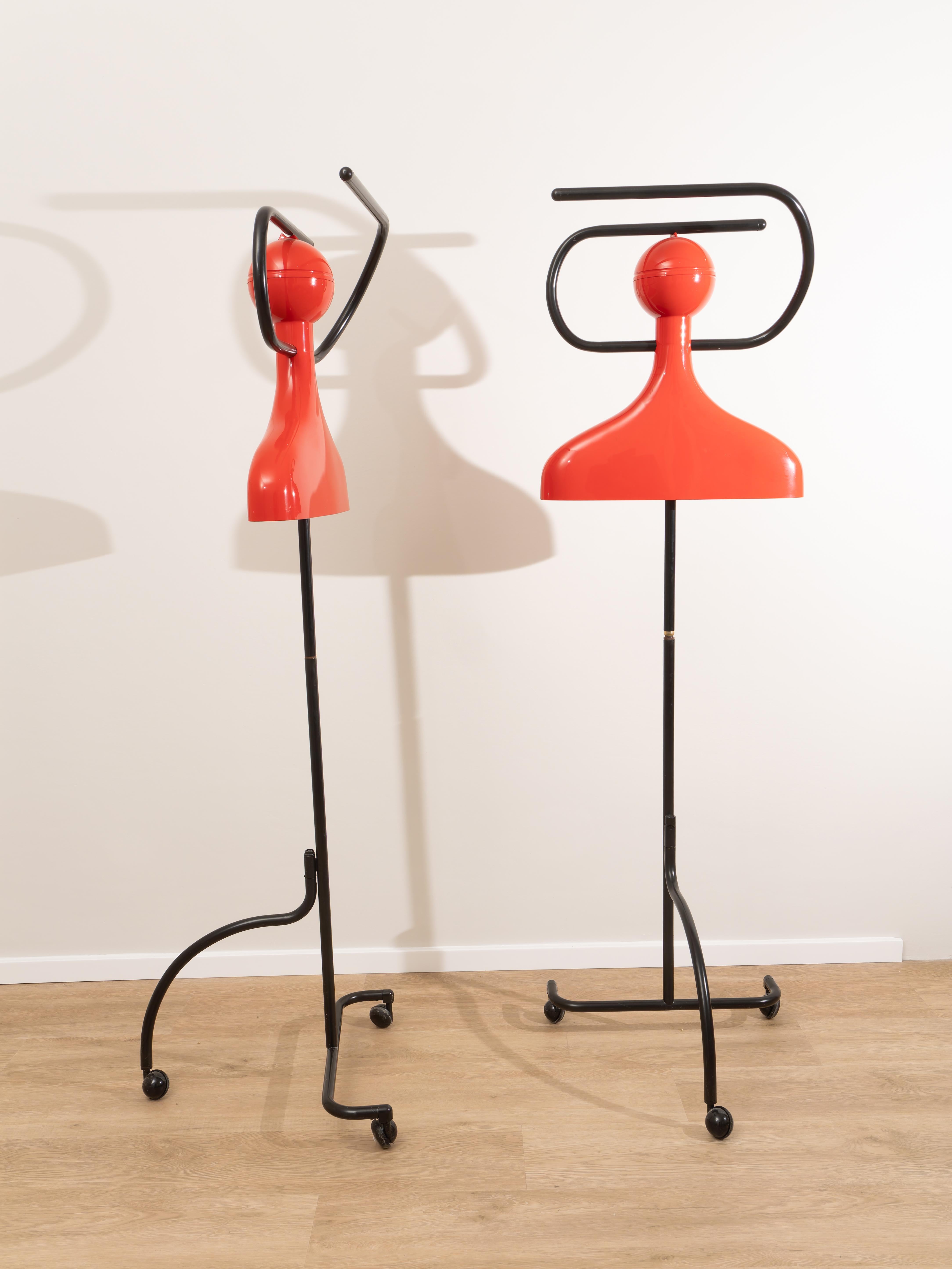 Coppia di Servomuto di Anna Castelli Ferrieri per Kartell, Made in Italy, Anni '90. 
Servomuto a piantana in plastica rossa e metallo nero. Il portabiti ha due bracci mobili e sono in metallo laccato nero. La sfera nella parte superiore si apre e