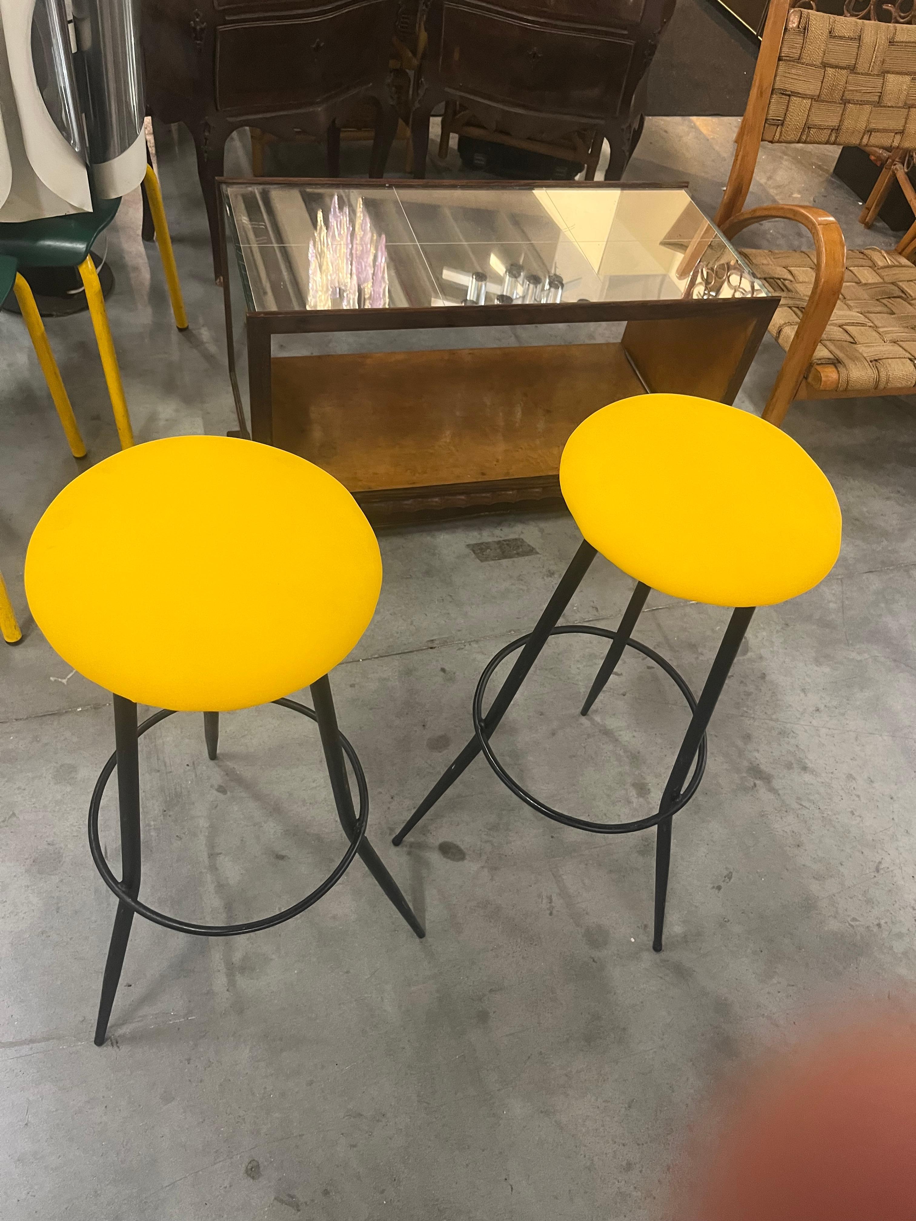 Italian Paire de tabourets de bar des années 1970 en fer et assise en sky jaune en vente