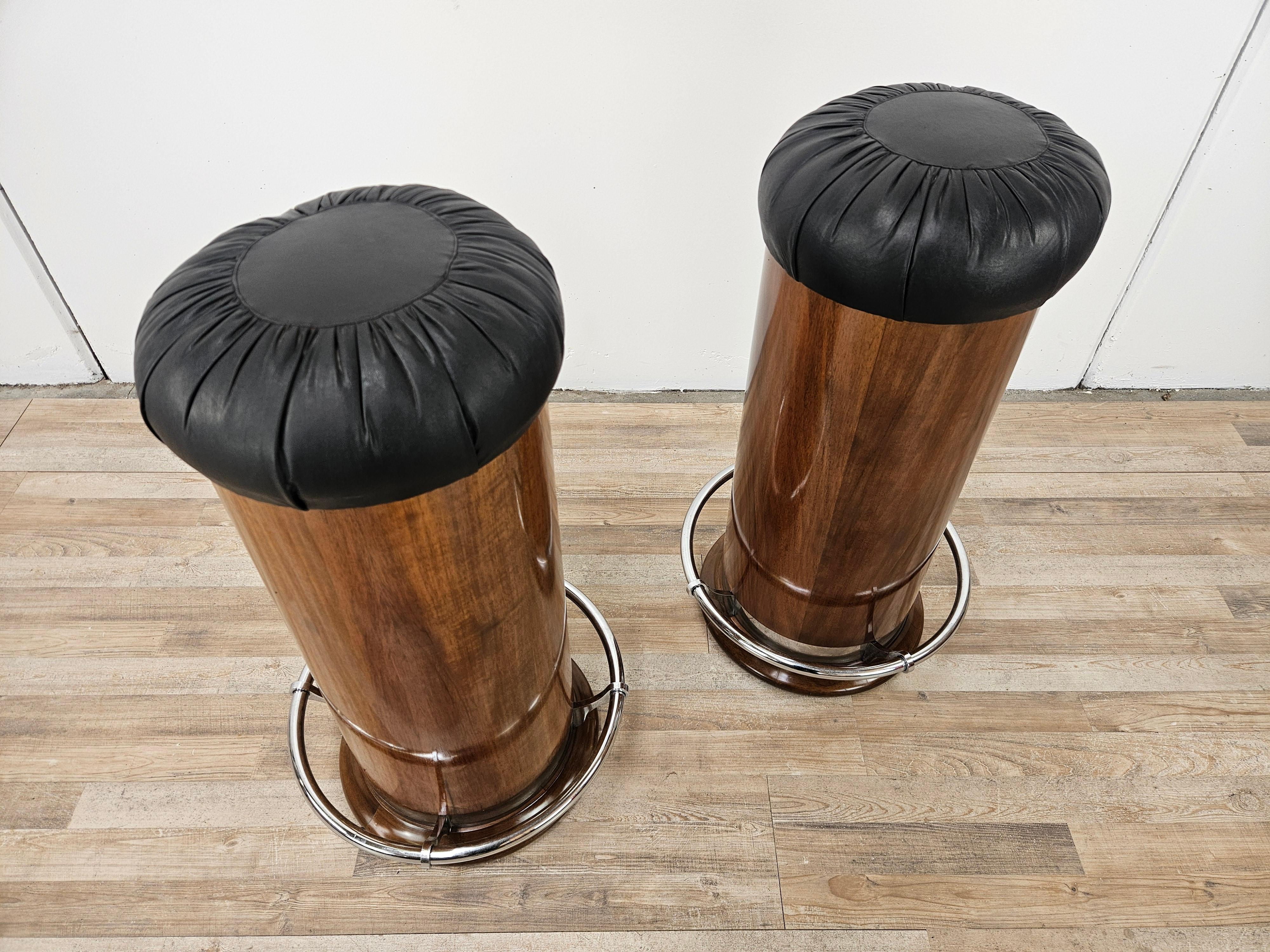 Paar Barhocker aus Nussbaumholz aus den 1970er Jahren mit verchromten Metallfußstützen und schwarzem Ledersitz.

Die Hocker wurden poliert und gereinigt und sind nun einsatzbereit.