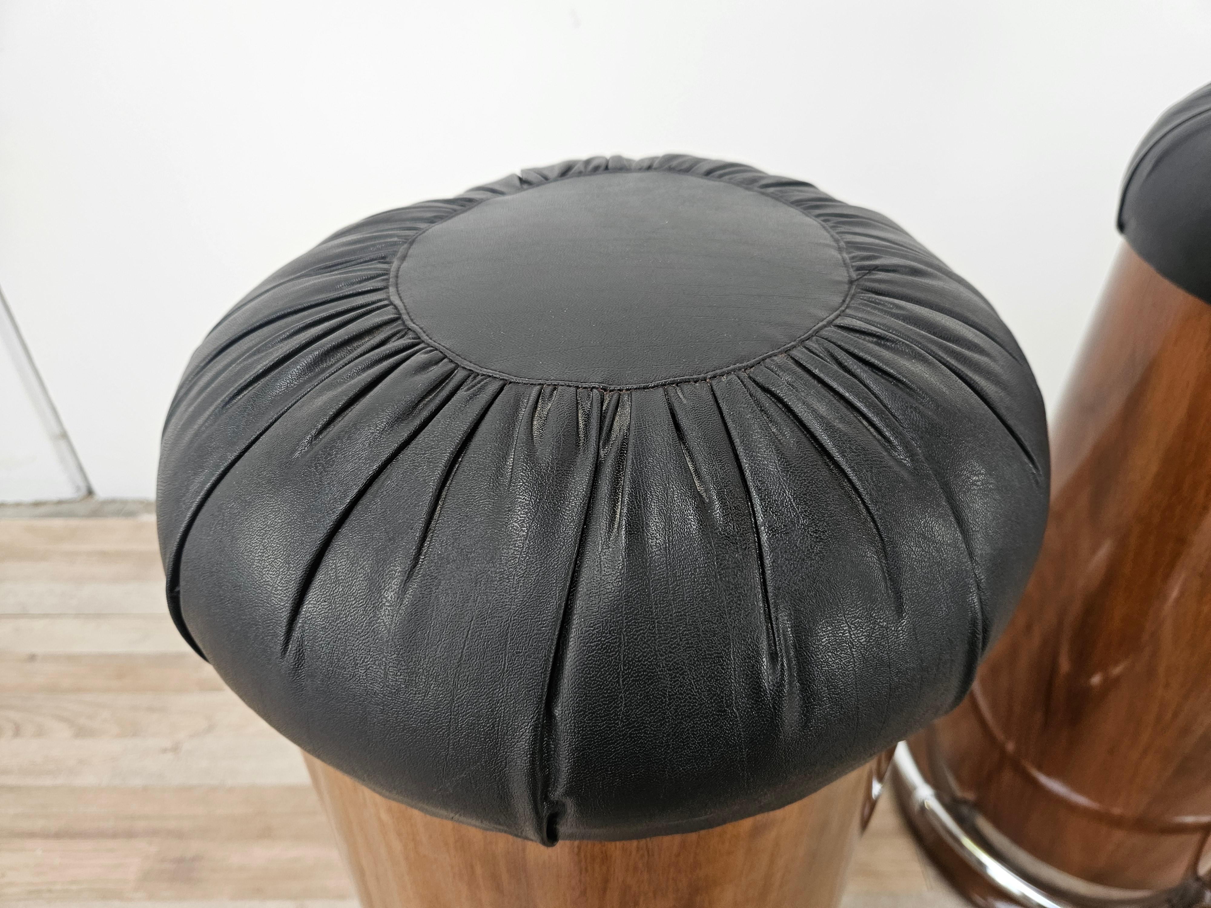 Paar 1970er Mid Century Barhocker in Nussbaum und Leder (Moderne der Mitte des Jahrhunderts) im Angebot