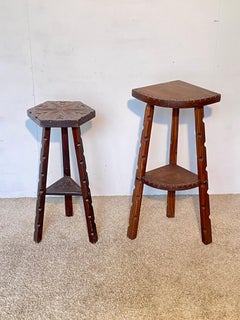 Paire de tabourets rustiques en bois sculpté 'Brutalist Chair', 1970