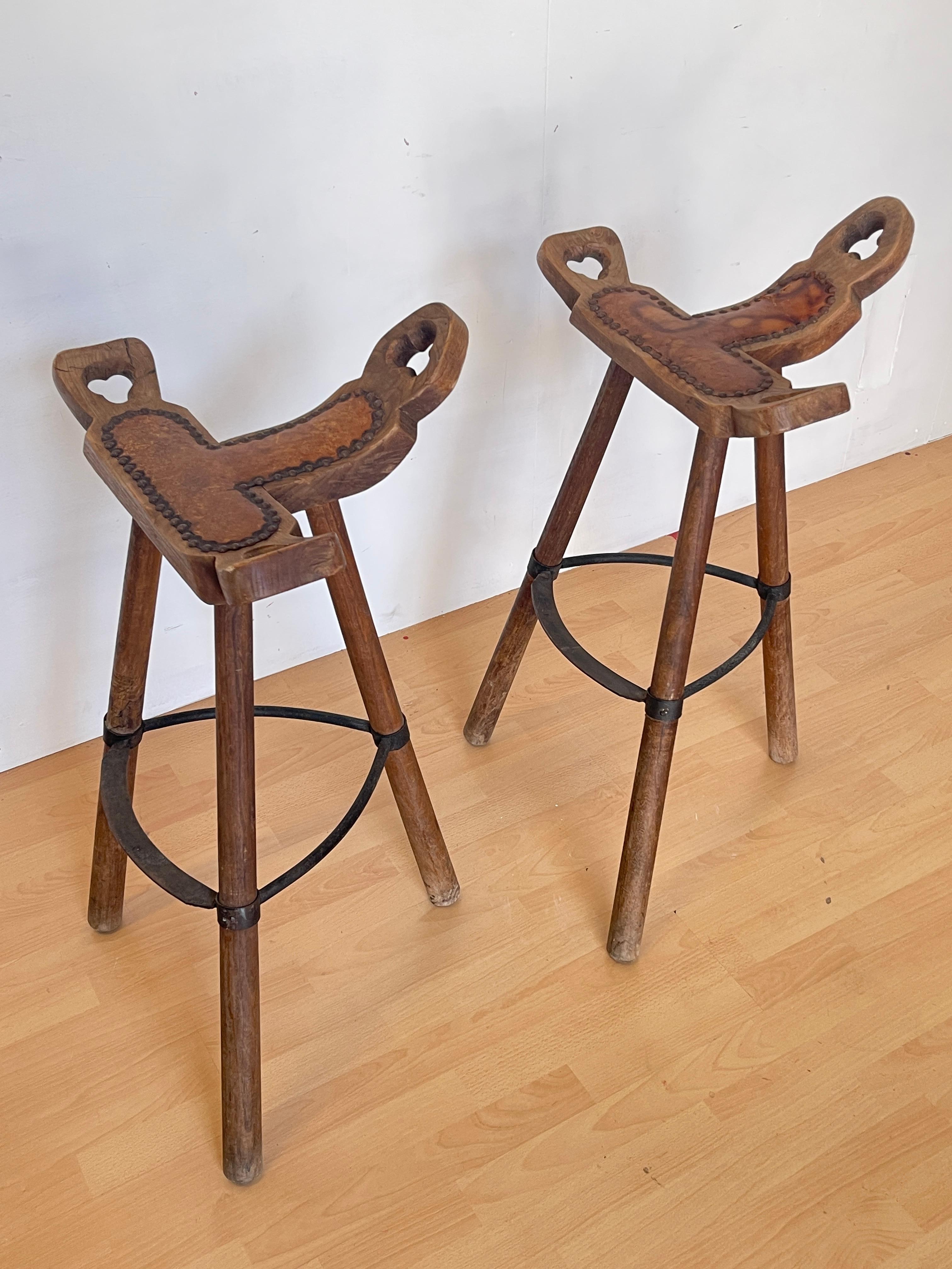 Paar rustikale Massivholzhocker - Vintage Mountain Style im Angebot 2