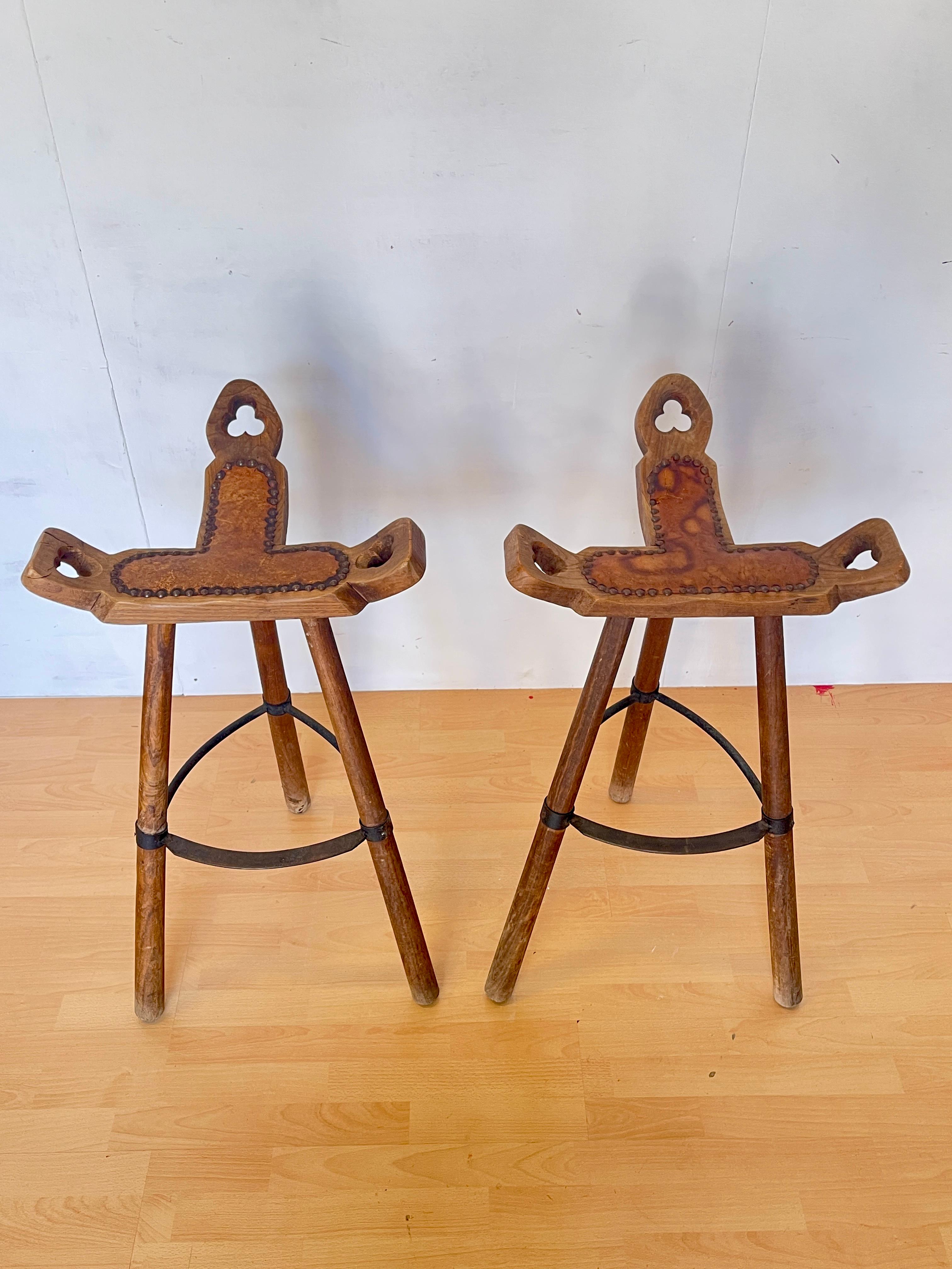 Rustique Paire de tabourets rustiques en bois massif - style montagne vintage en vente