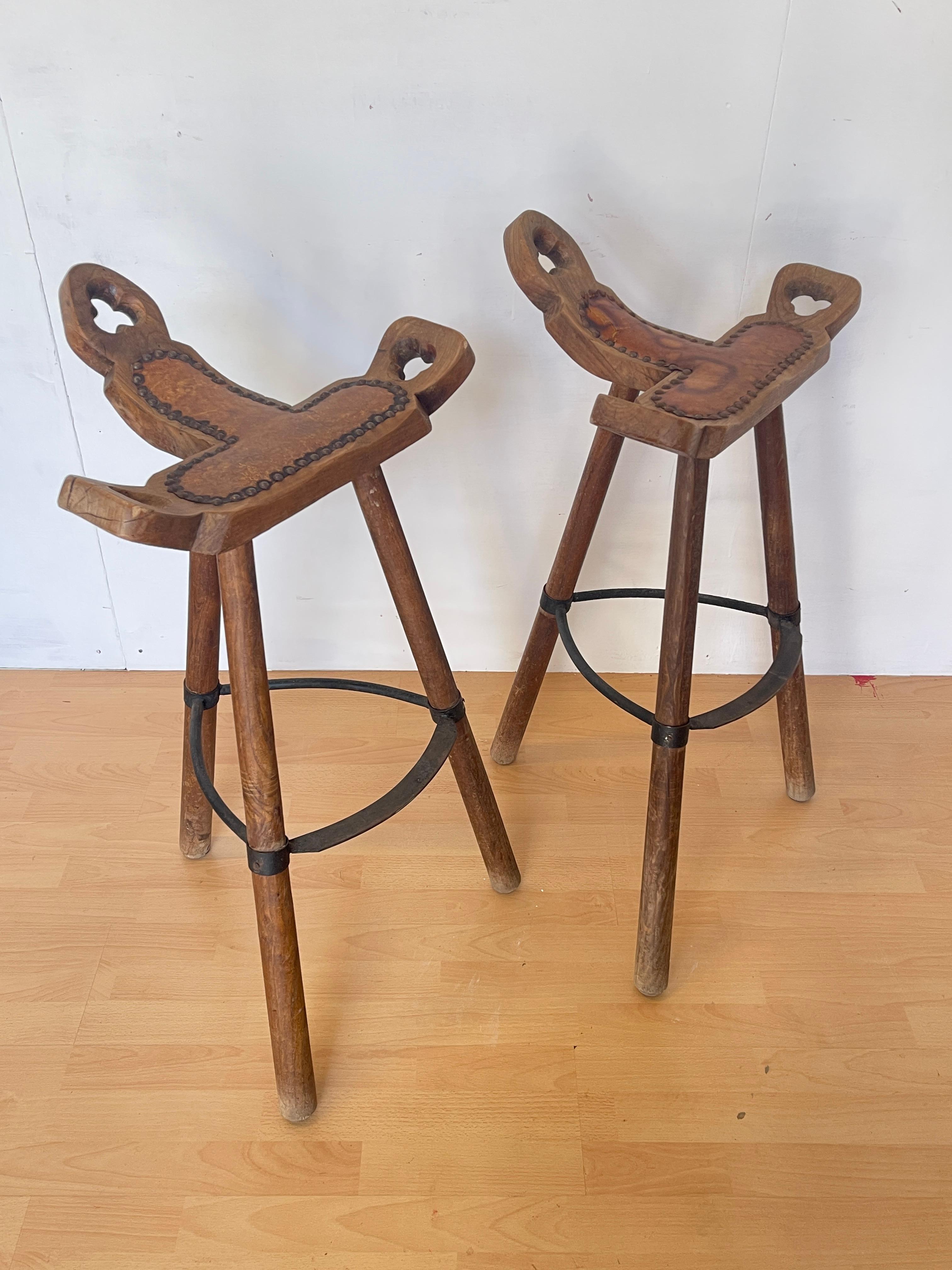 Paar rustikale Massivholzhocker - Vintage Mountain Style (20th Century) im Angebot