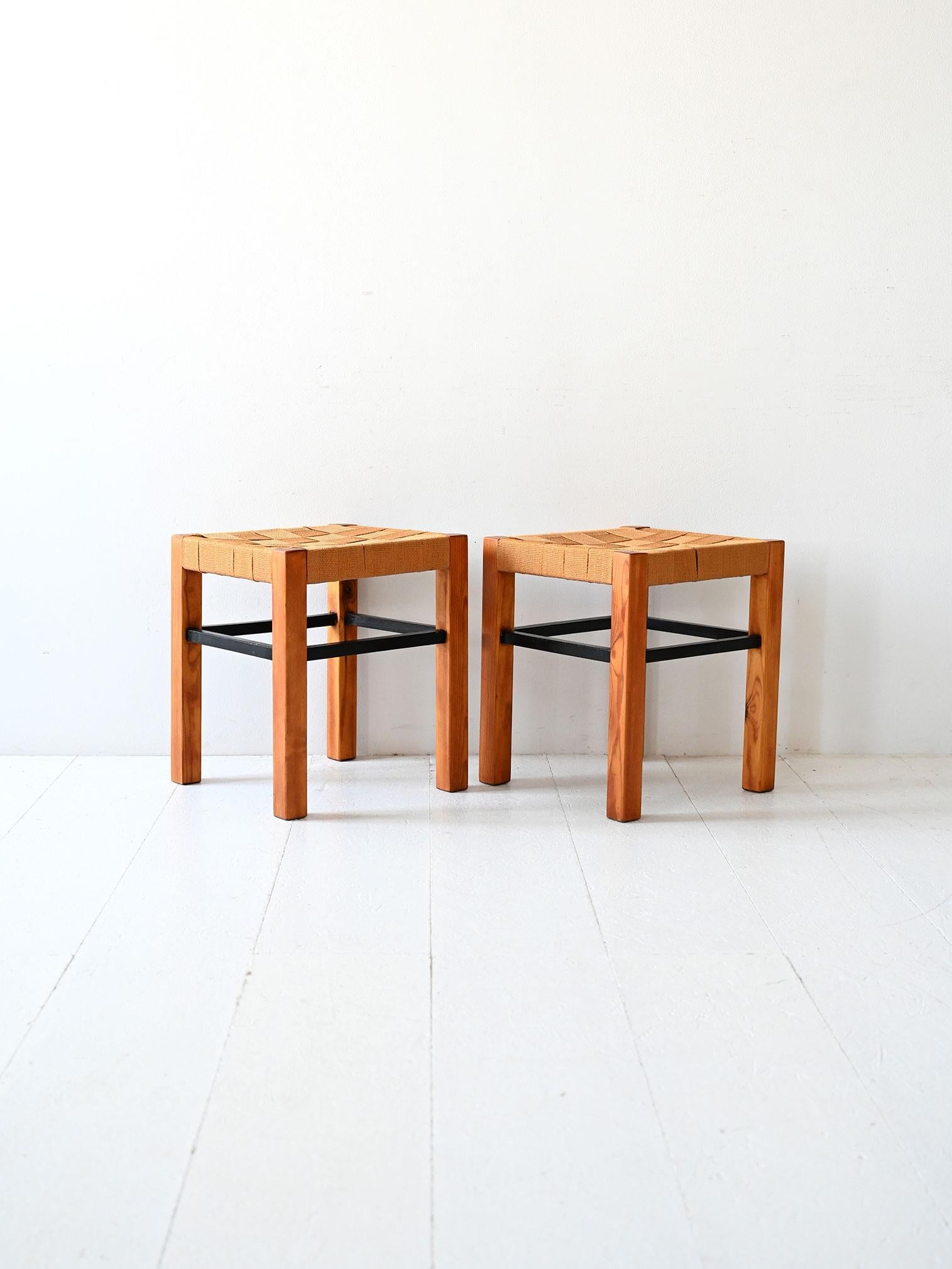 Coppia di sgabelli mid-century in pino laccato con struttura nera e seduta intrecciata in tessuto ocra.

Coppia di sgabelli scandinavi mid-century in pino laccato, con dettagli strutturali in nero e seduta in tessuto resistente intrecciato color