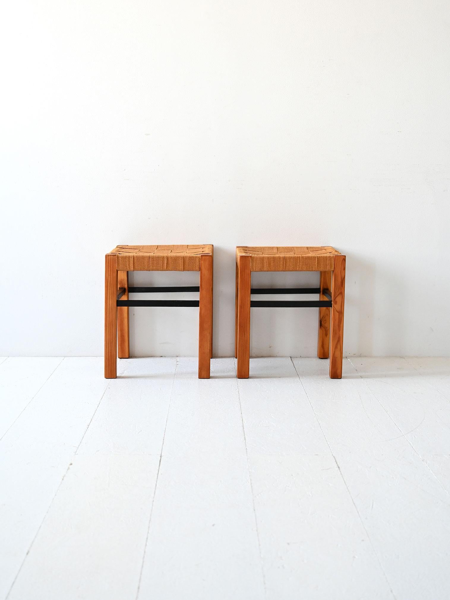 Scandinavo moderno Coppia di sgabelli scandinavi vintage con seduta intrecciata in vendita