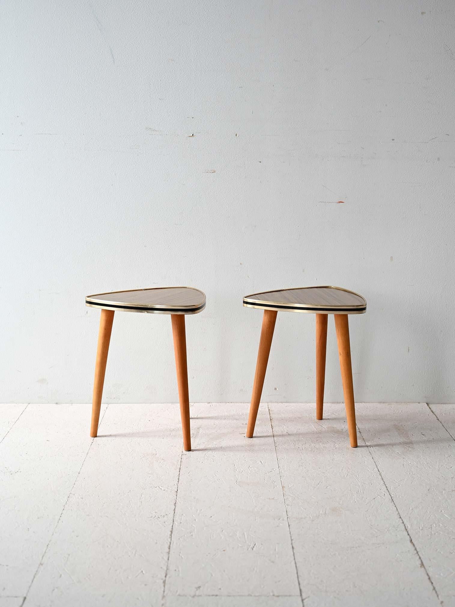 Paire de tabourets scandinaves vintage des années 1970 en Formica et chêne avec un design triangulaire et des lignes douces.

Cette paire de tabourets scandinaves vintage des années 1970 est fabriquée en Formica et en chêne. Leur forme triangulaire