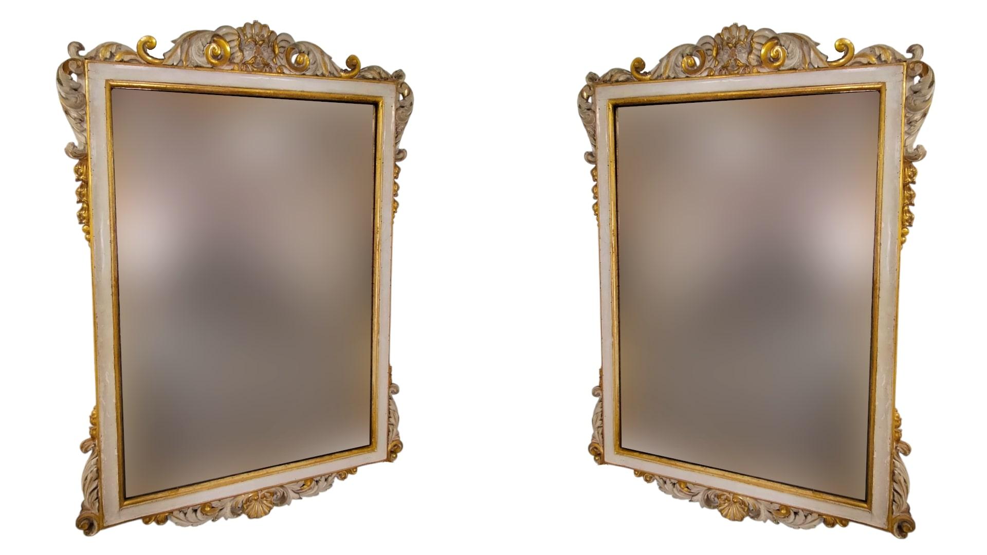  Pair of mirrors carved and gilt frames 13th century.

Epoch: Second half of the 18th century
Elegant pair of ivory lacquered mirror frames with carved and gilded details.
In the cymatium a beautiful carved mask and in the lower part a classic shell