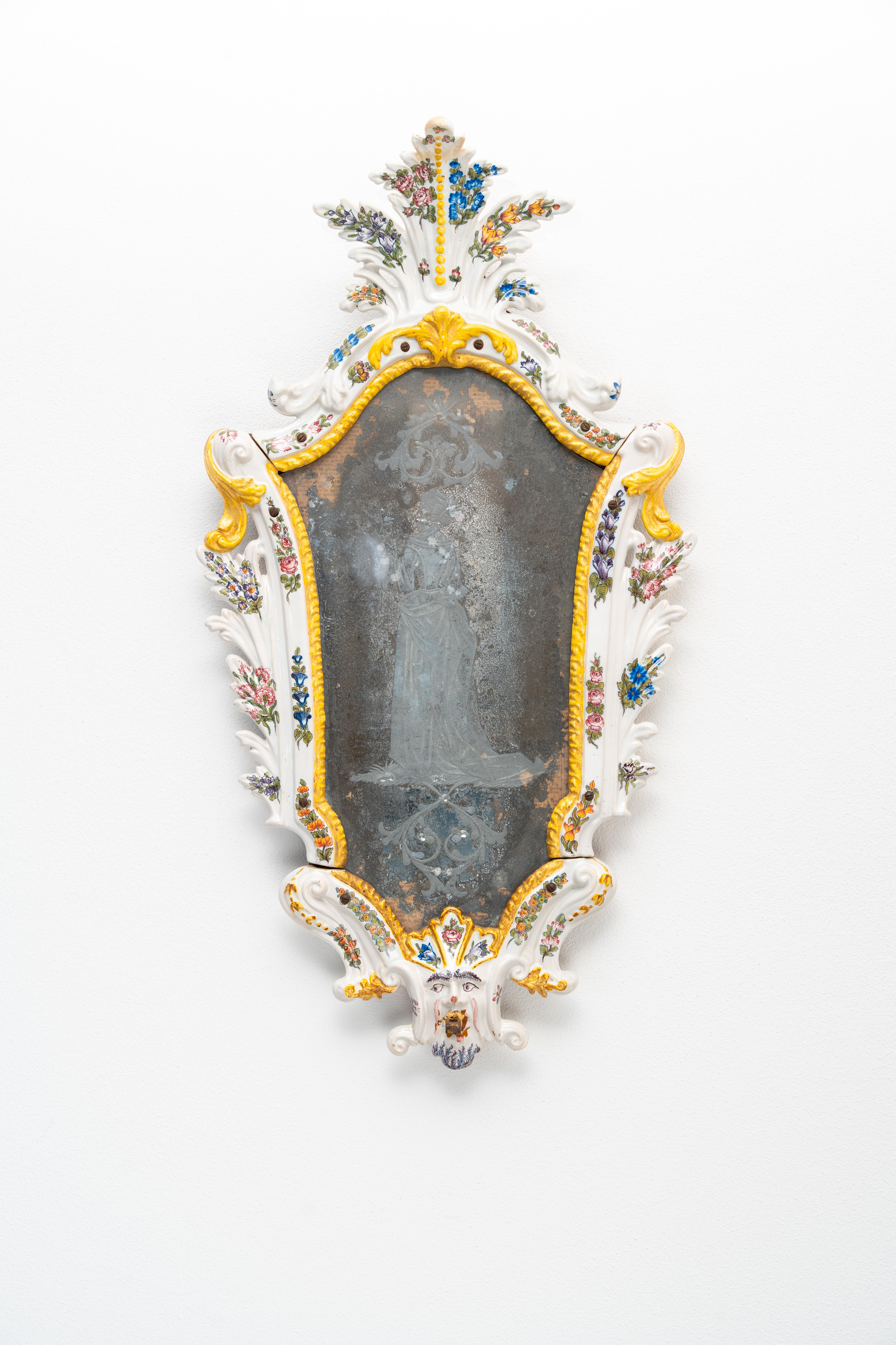 Coppia di specchierine veneziane in maiolica del Settecento in vendita 3