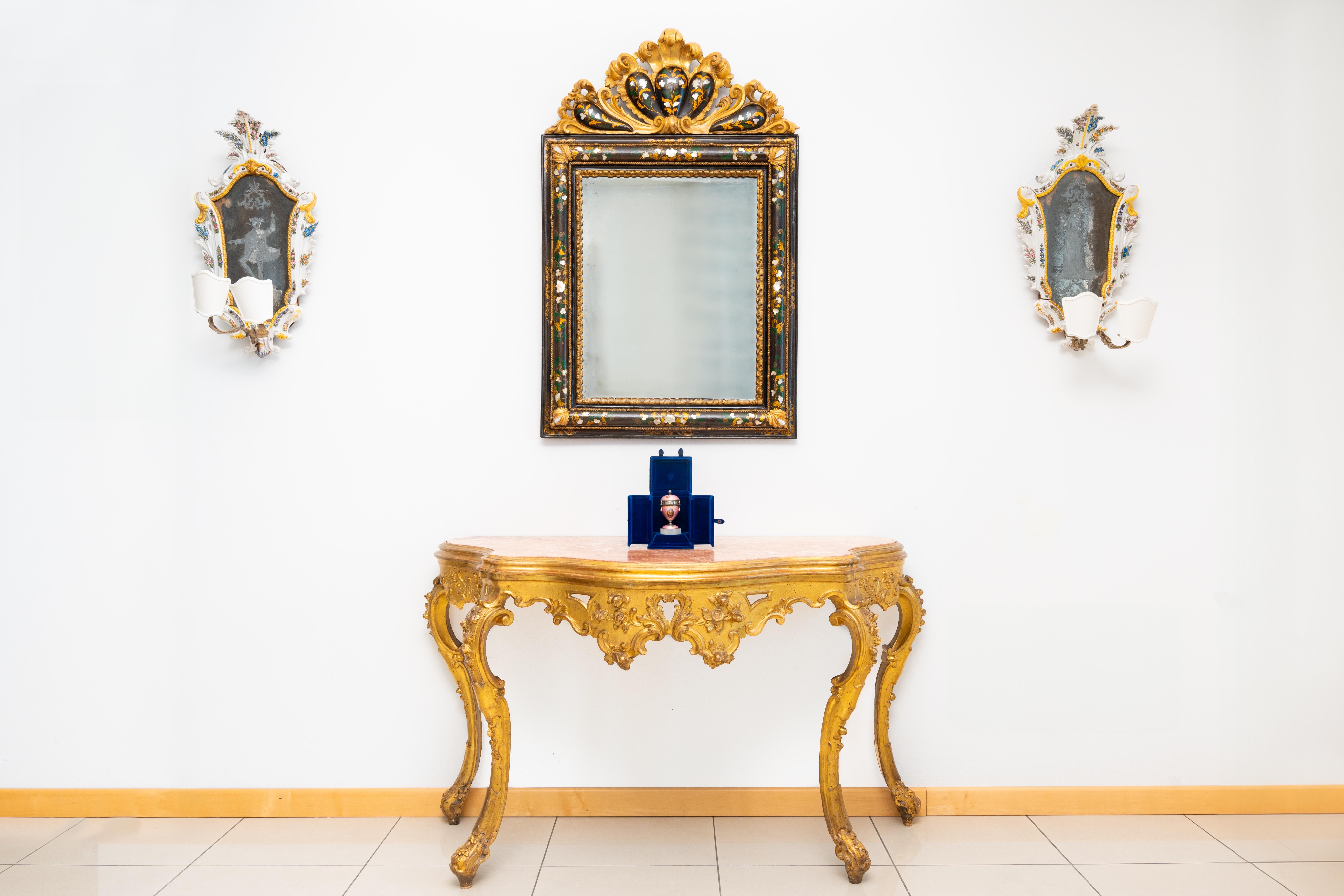Coppia di specchierine veneziane in maiolica del Settecento in vendita 9