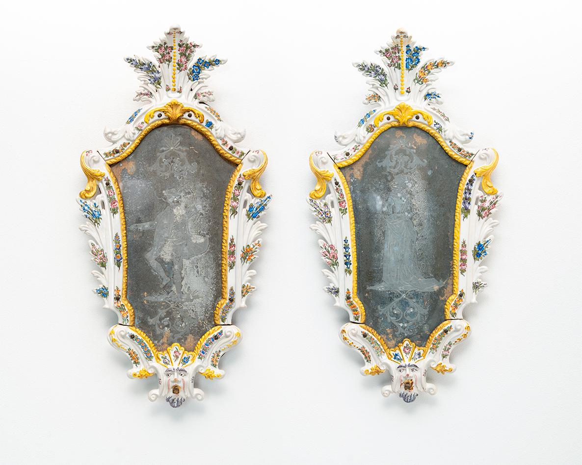 Italian Coppia di specchierine veneziane in maiolica del Settecento in vendita