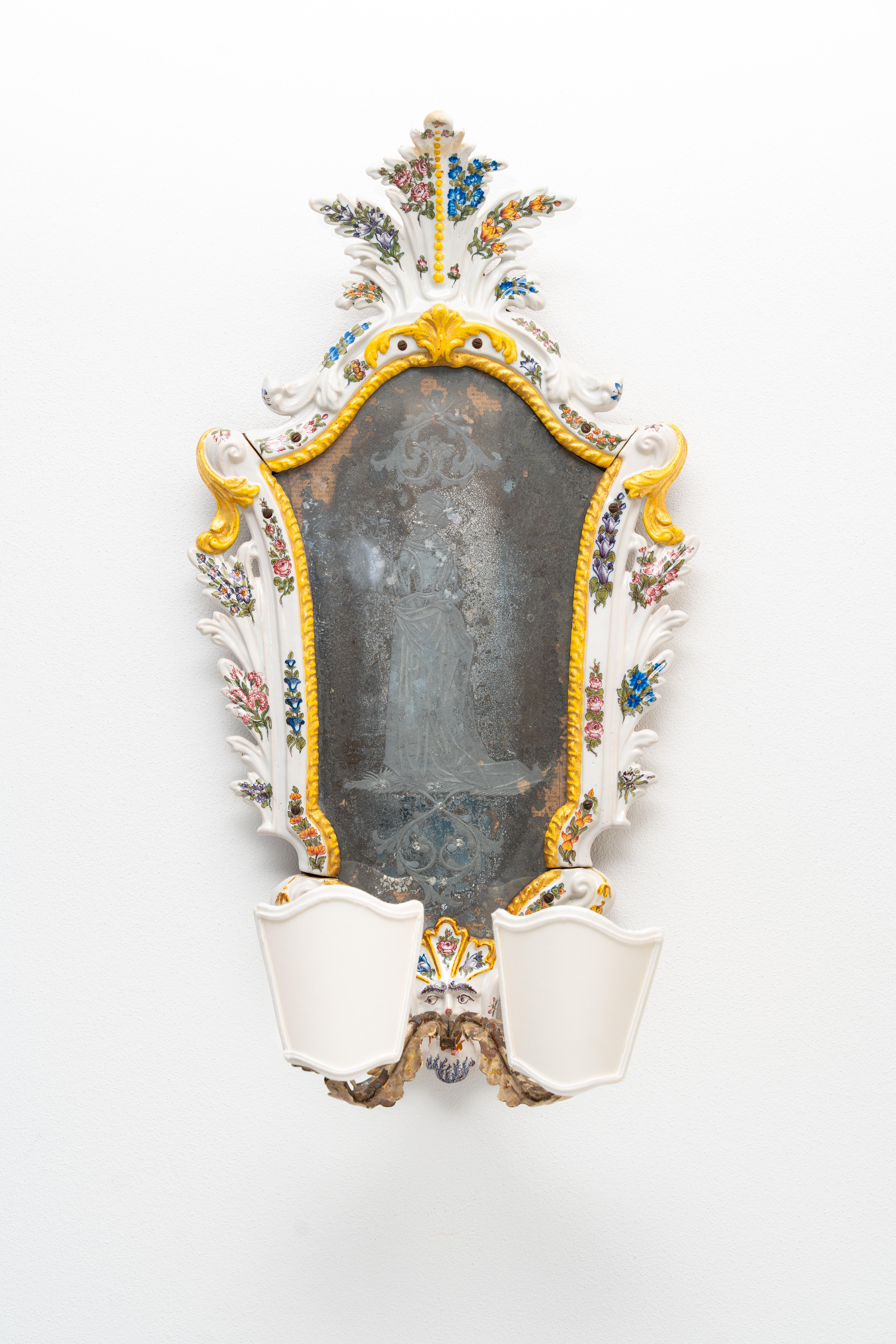 Coppia di specchierine veneziane in maiolica del Settecento in vendita 1
